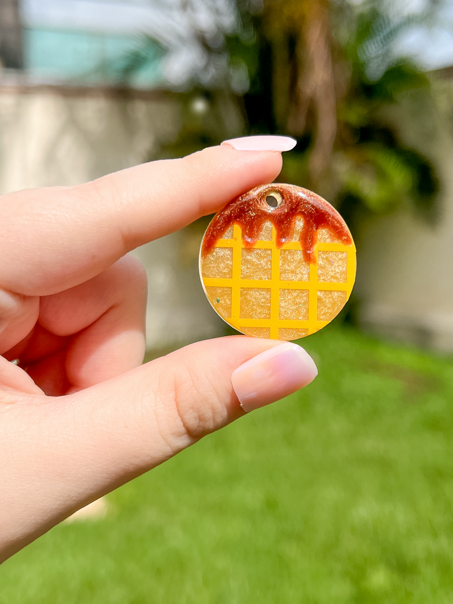 Placa redonda con diseño de waffle y miel. Accesorio temático de desayuno para perro.
