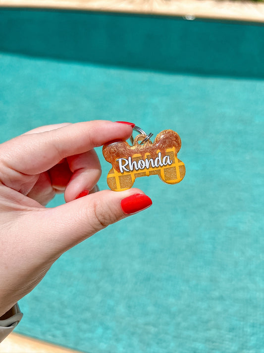 Placa en forma de hueso con diseño de waffle y nombre rhonda. Accesorio original y divertido para mascotas