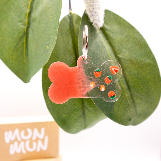 Placa huesito con glitter rojo y diseño de frwsa. Estilo dinámico y brillante