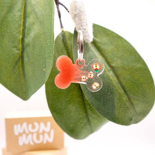 Placa en forma de corazón color naranja con manzana. Diseño divertido y diferente.