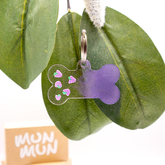 Placa morada con uvas colgando sobre hoja verde. Diseño elegante para mascotas.