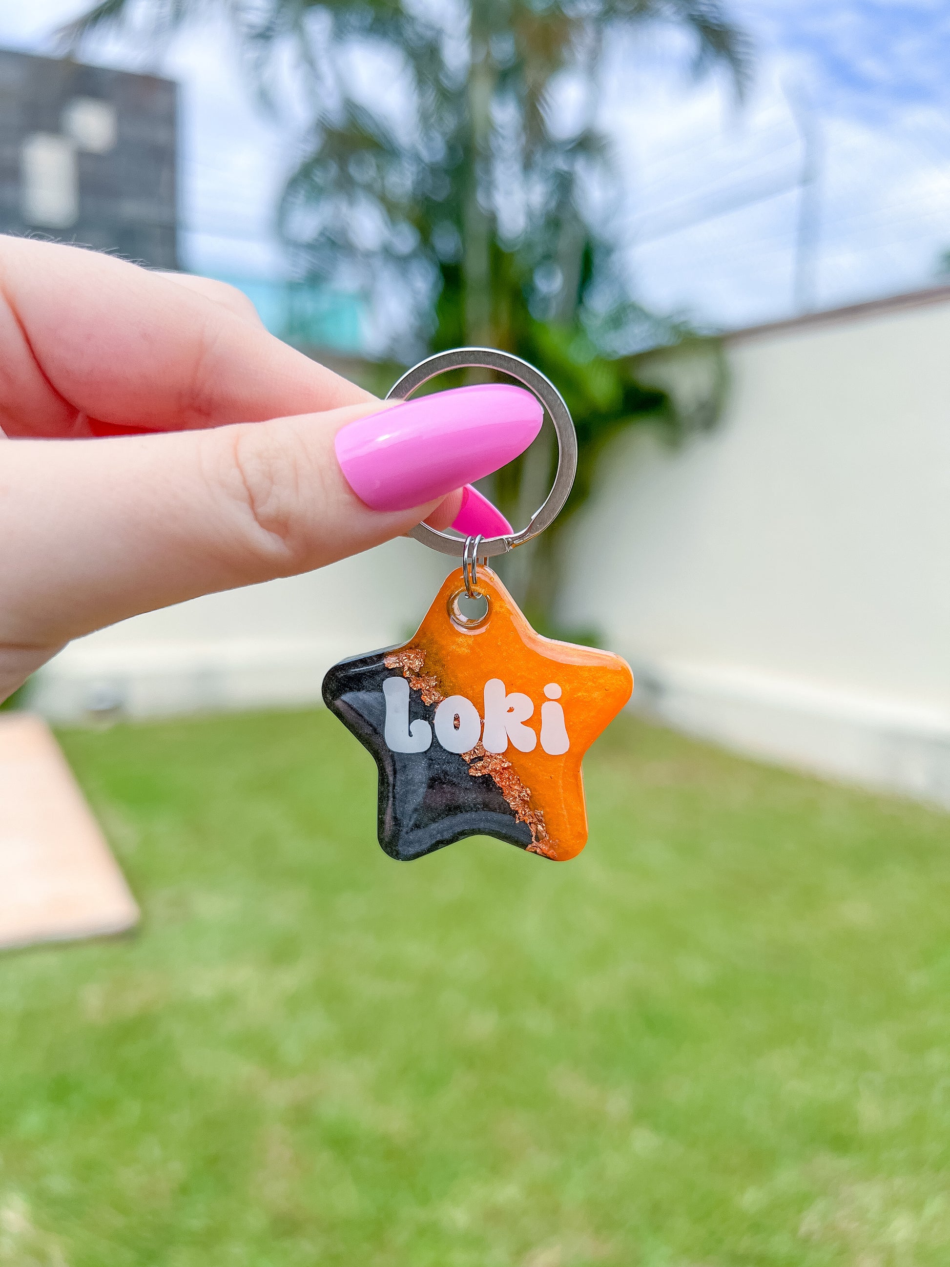 Placa en forma de estrella de la colección MunGold Colors, diseño dividido en tonos negro y naranja con nombre LOKI. Elegante y moderna, ideal para destacar a tu mascota.