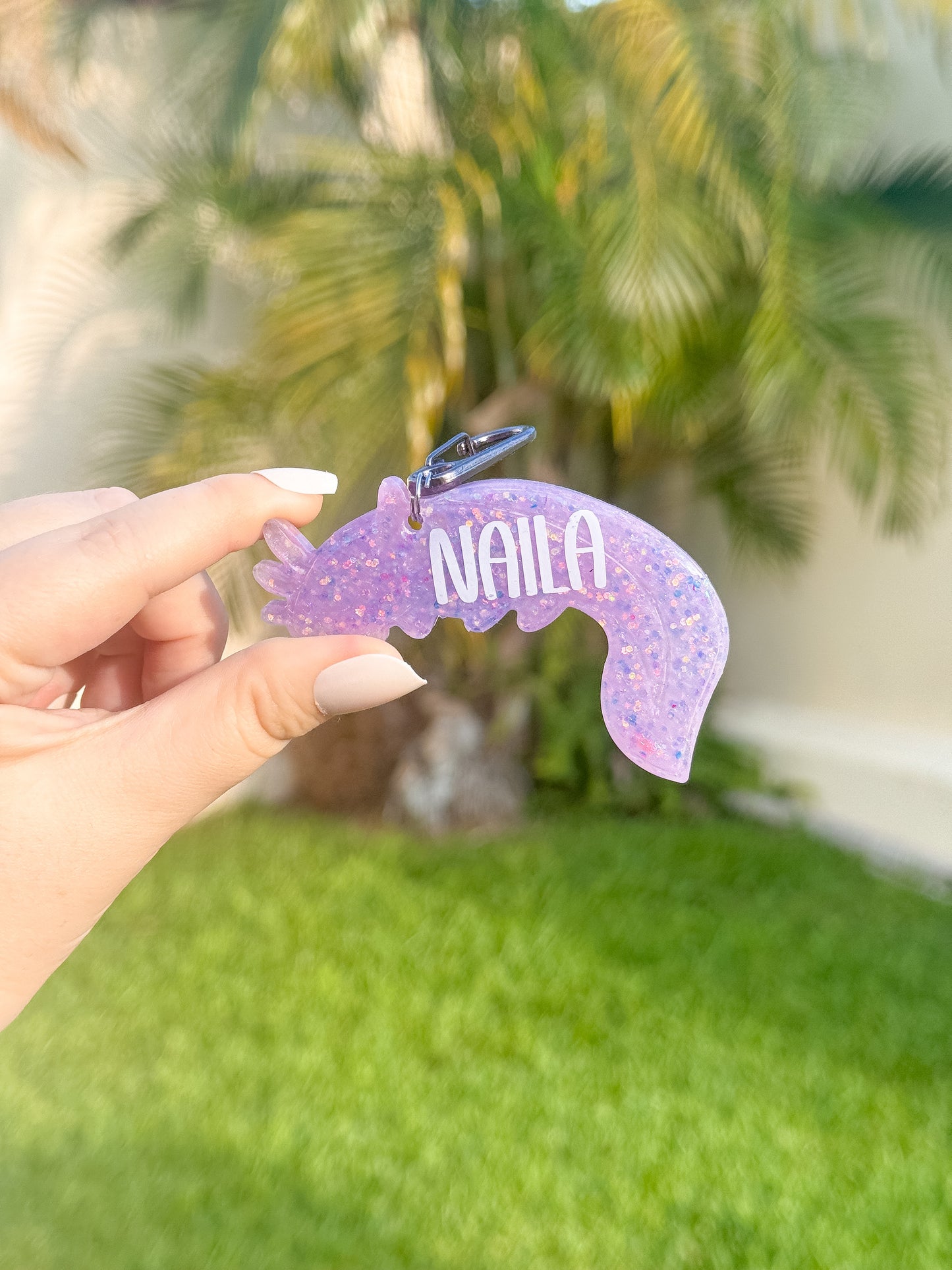 Placa morada con glitter en forma de ajolote, nombre Naila. Placa única para mascotas con estilo.