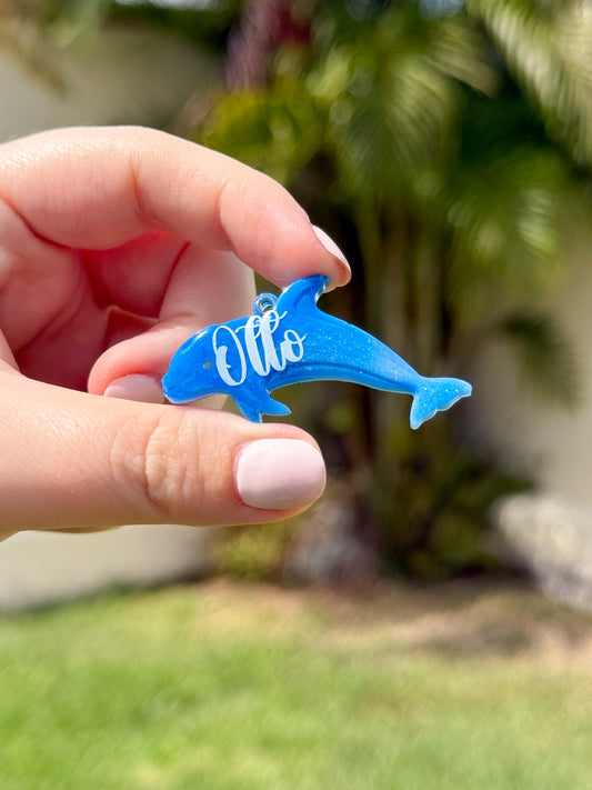 Placa azul con forma de delfín y nombre Otto. Diseño divertido ideal para verano.