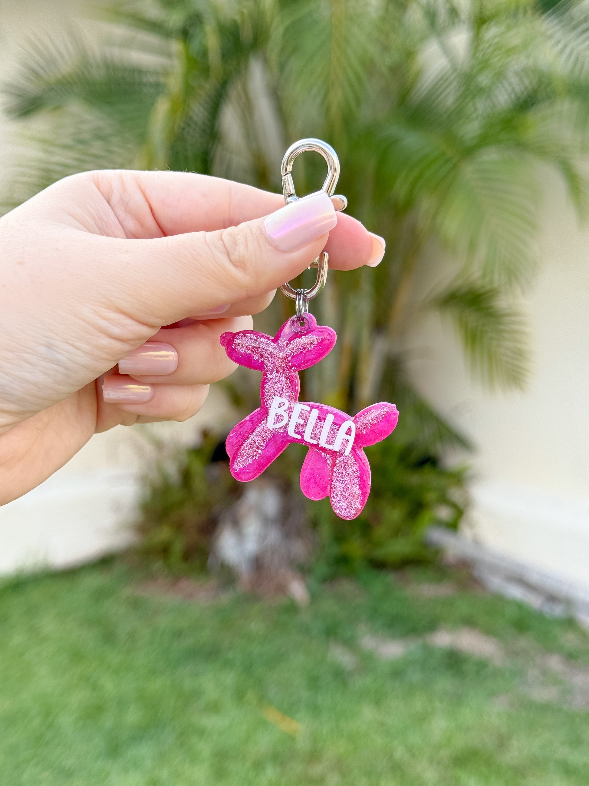 Placa rosa con forma de perrito globo y nombre Bella. Accesorio único y tierno