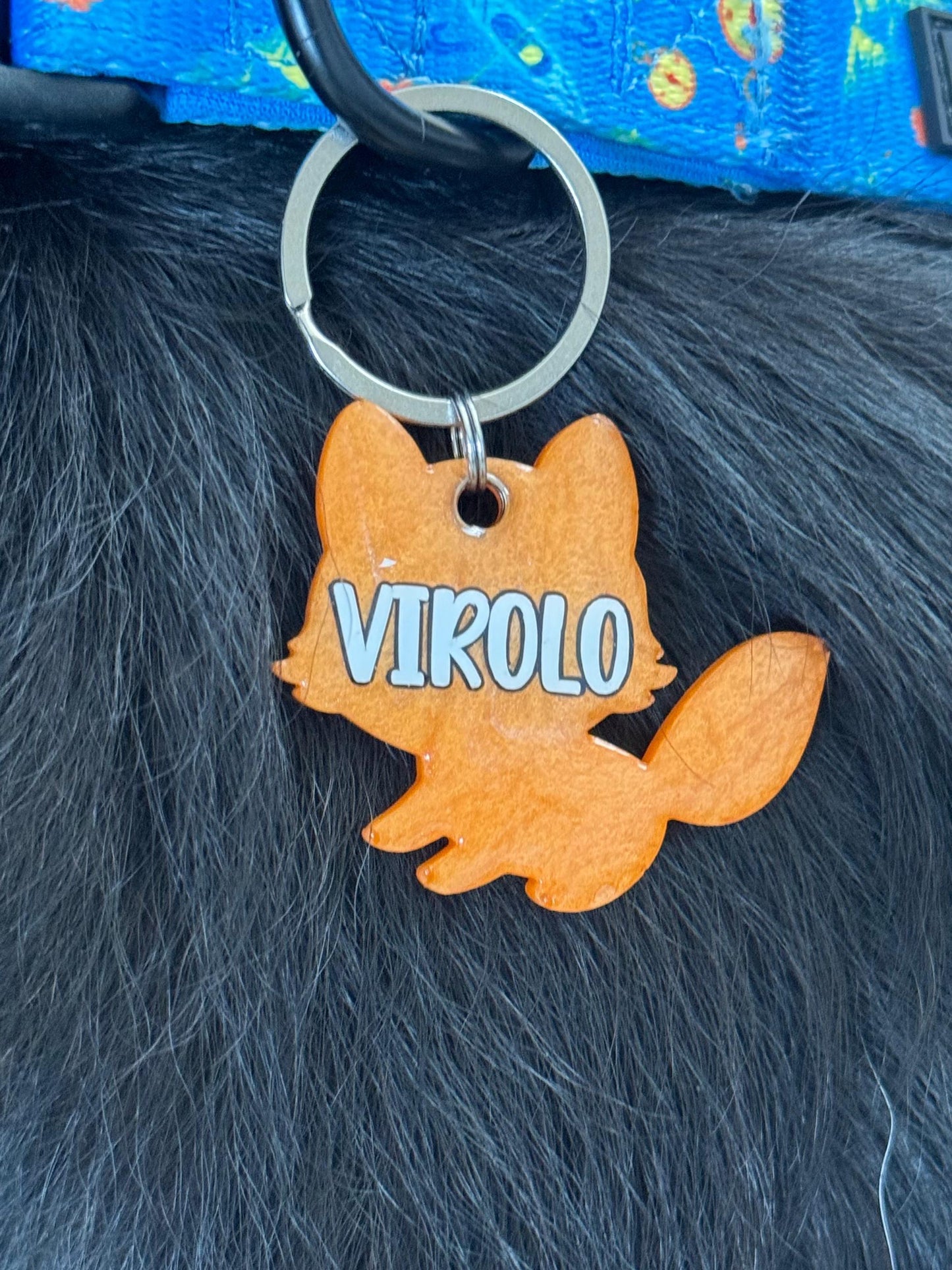 Placa de zorro naranja con nombre Virolo en blanco. Accesorio original para mascotas.