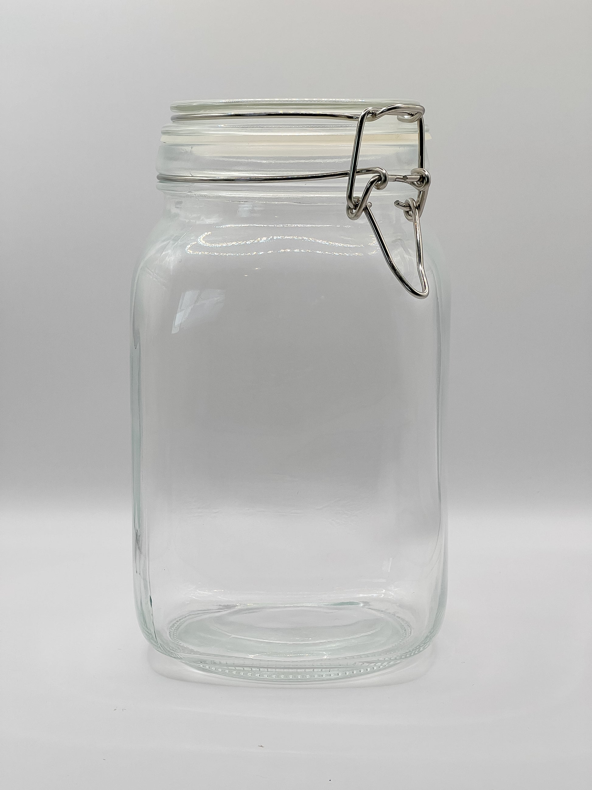 Frasco grande de vidrio con tapa metálica. Contenedor reutilizable para snacks o premios de mascota