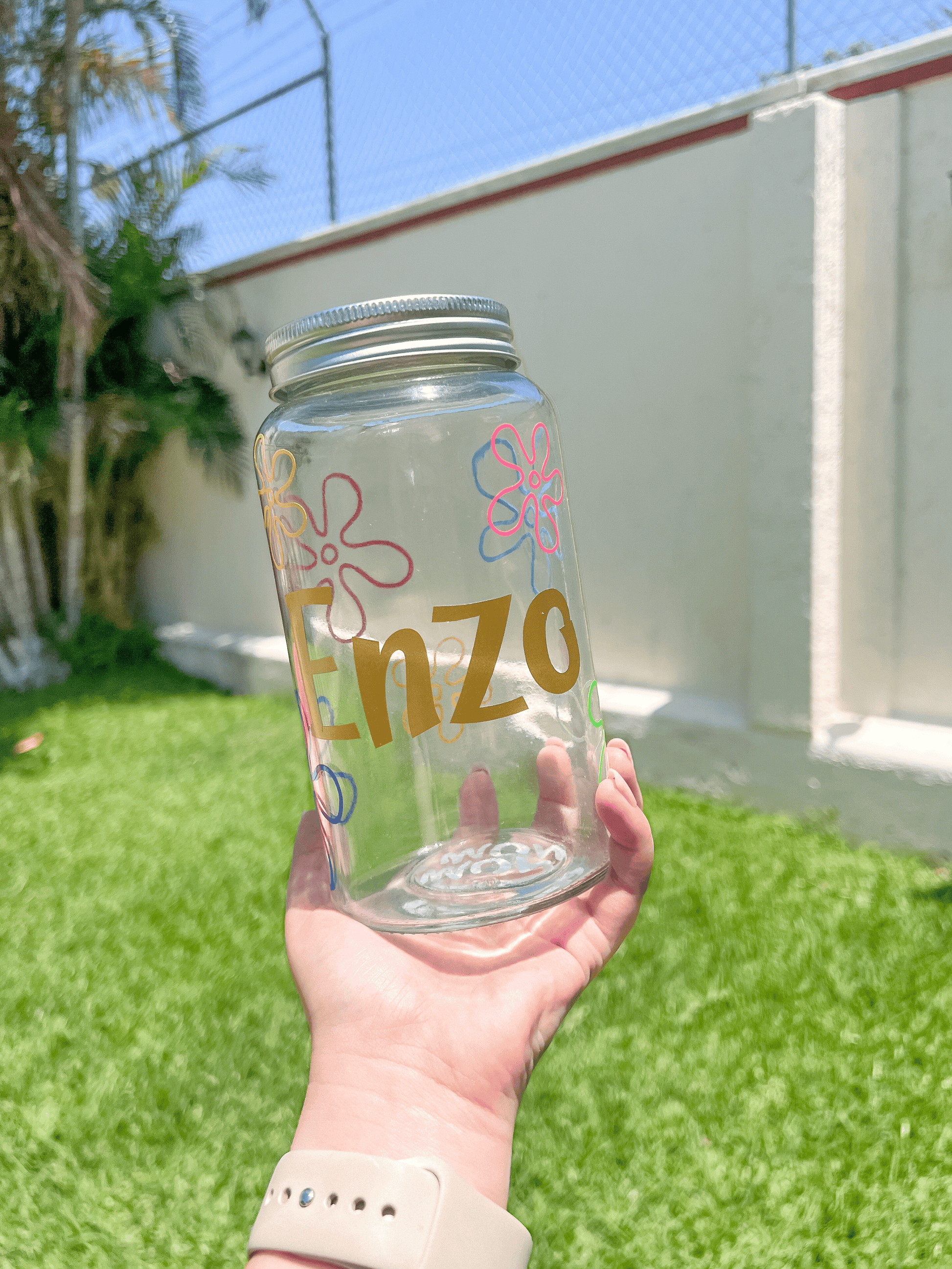 Frasco personalizado con nombre Enzo y flores en tonos rosas. Diseño alegre para snacks o almacenamiento
