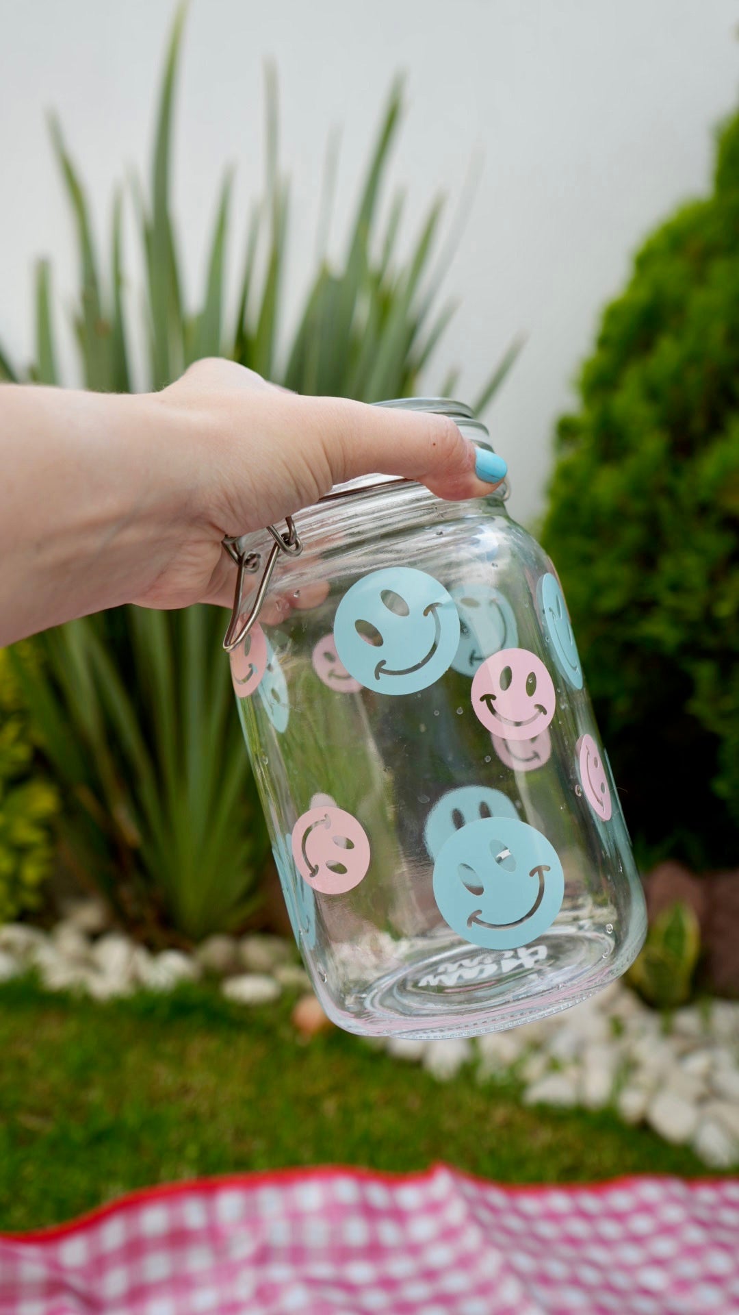 Frasco decorado con caritas felices en tonos pastel. Diseño alegre y moderno para snacks.