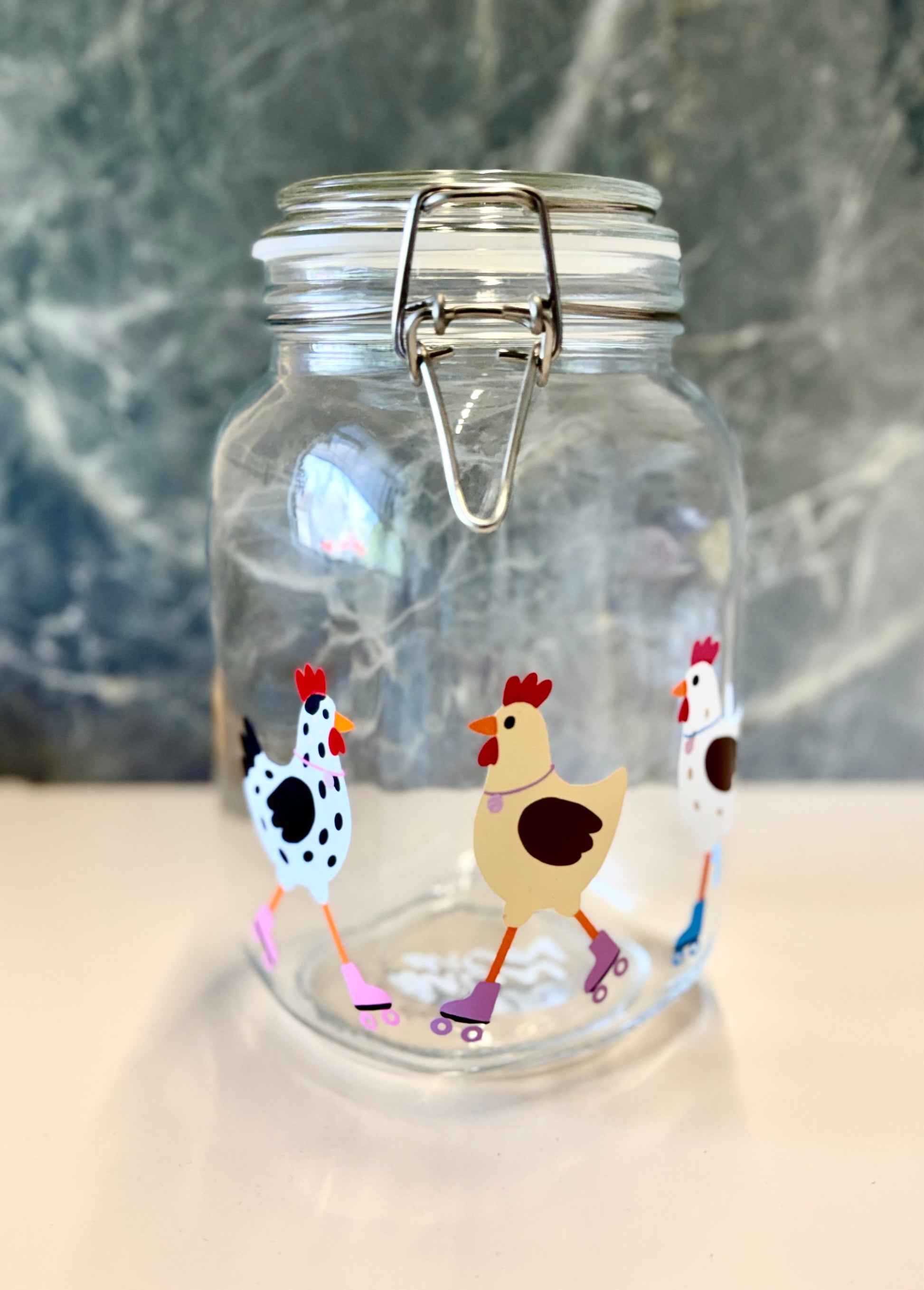 Frasco decorado con gallinitas de colores. Accesorio original para snacks o decoración.