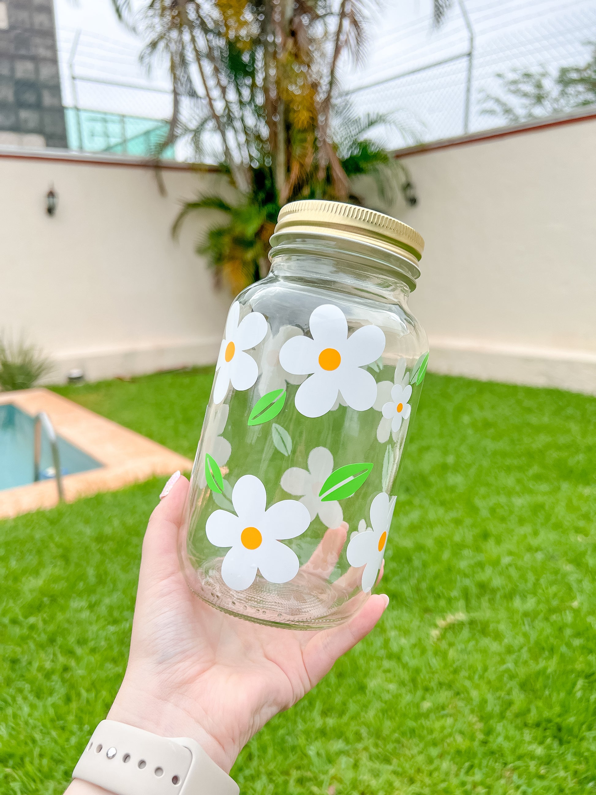 Frasco con margaritas blancas pintadas a mano. Contenedor decorativo y primaveral para mascotas o regalos.