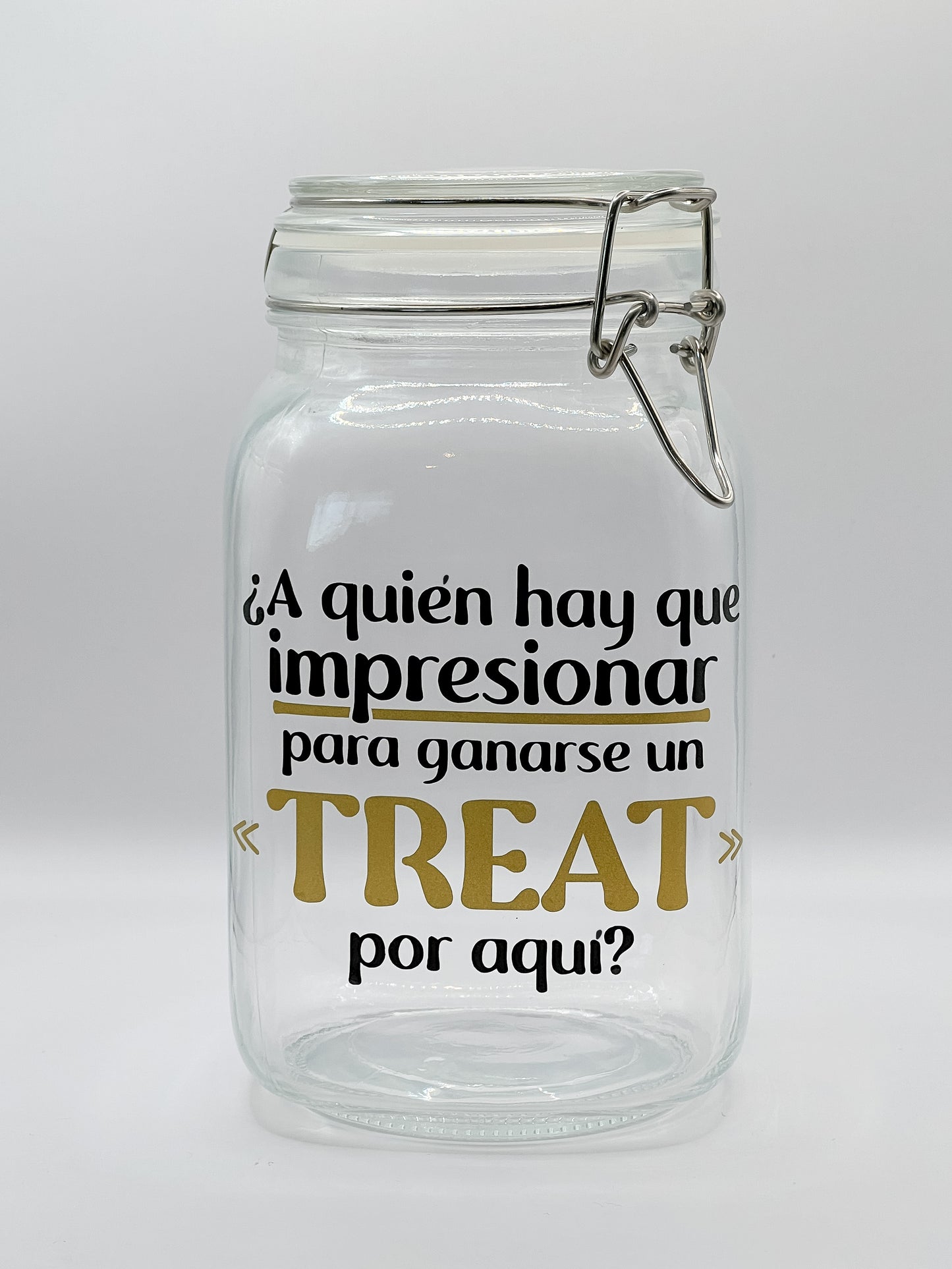 Frasco con frase “¿A quién hay que impresionar para ganarse un TREAT por aquí?”. Diseño con lettering atractivo.