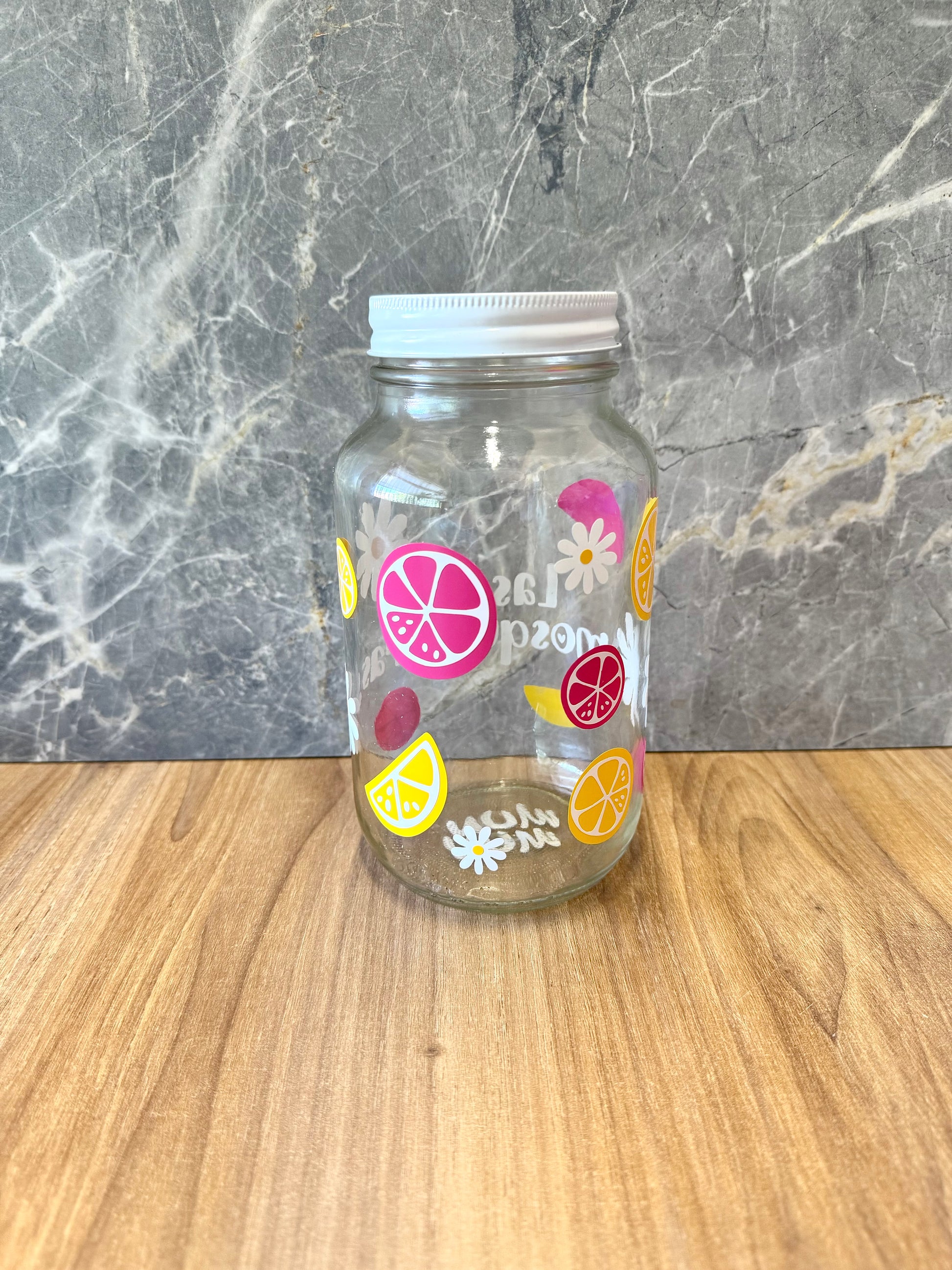 Frasco con decoración de frutas cítricas. Diseño vibrante para almacenar golosinas.