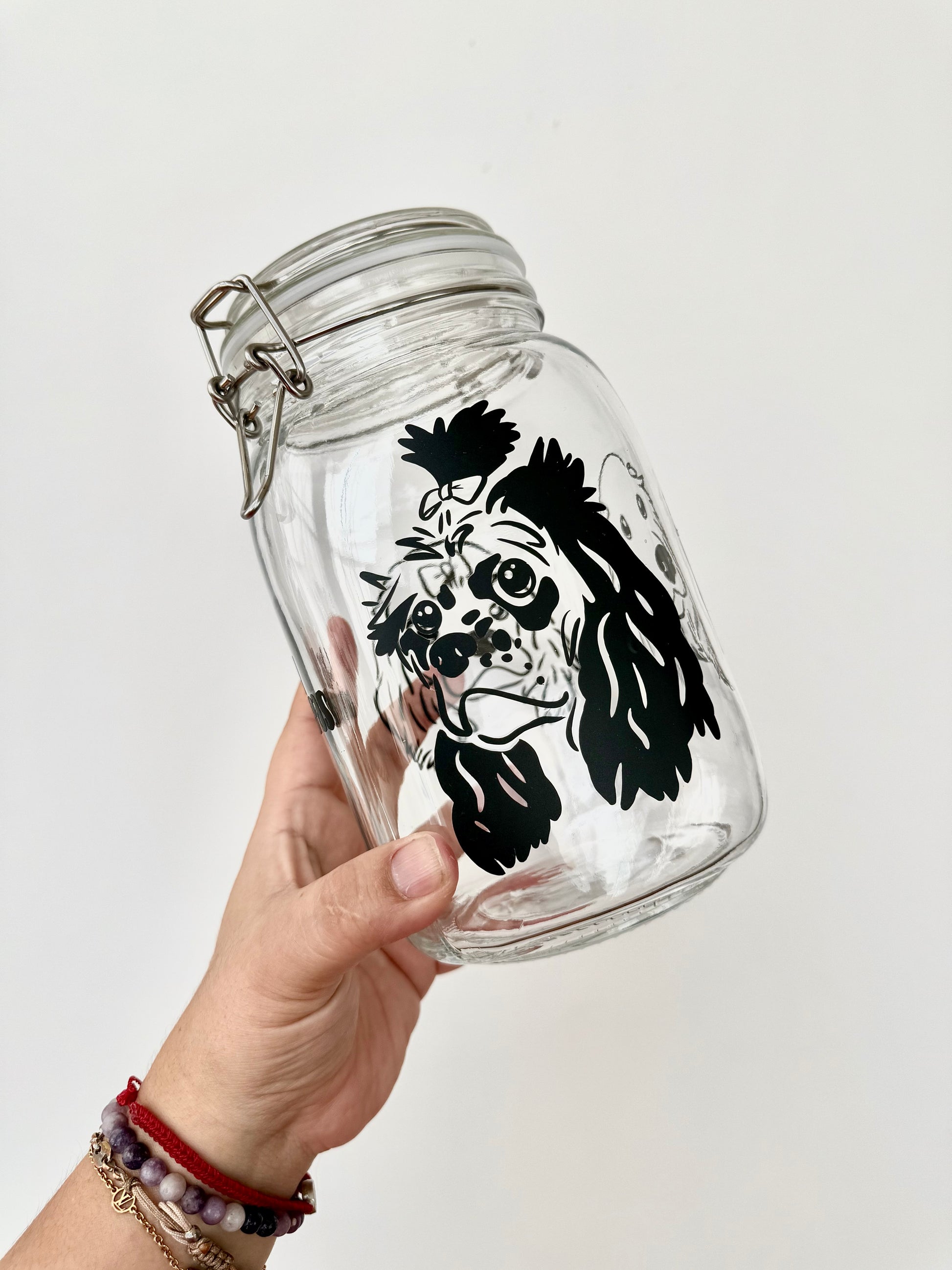 Frasco con ilustración artística de perro en blanco y negro. Estilo único y personalizado.