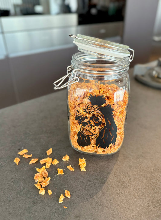Frasco de vidrio con ilustración de perrito negro y premios dentro. Ideal para snacks caninos.