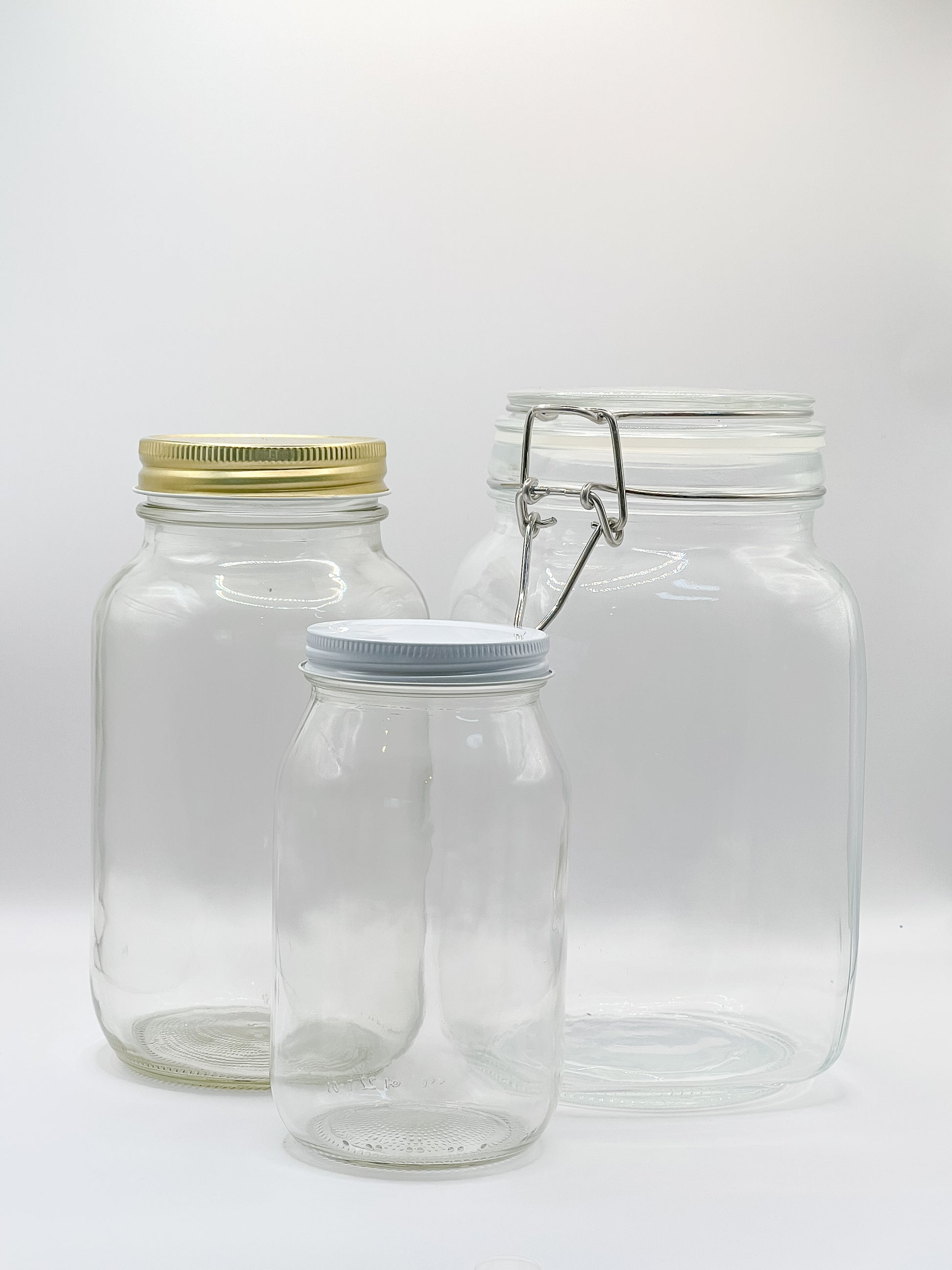 Set de tres frascos de vidrio vacíos en distintos tamaños. Ideal para personalizar y decorar.