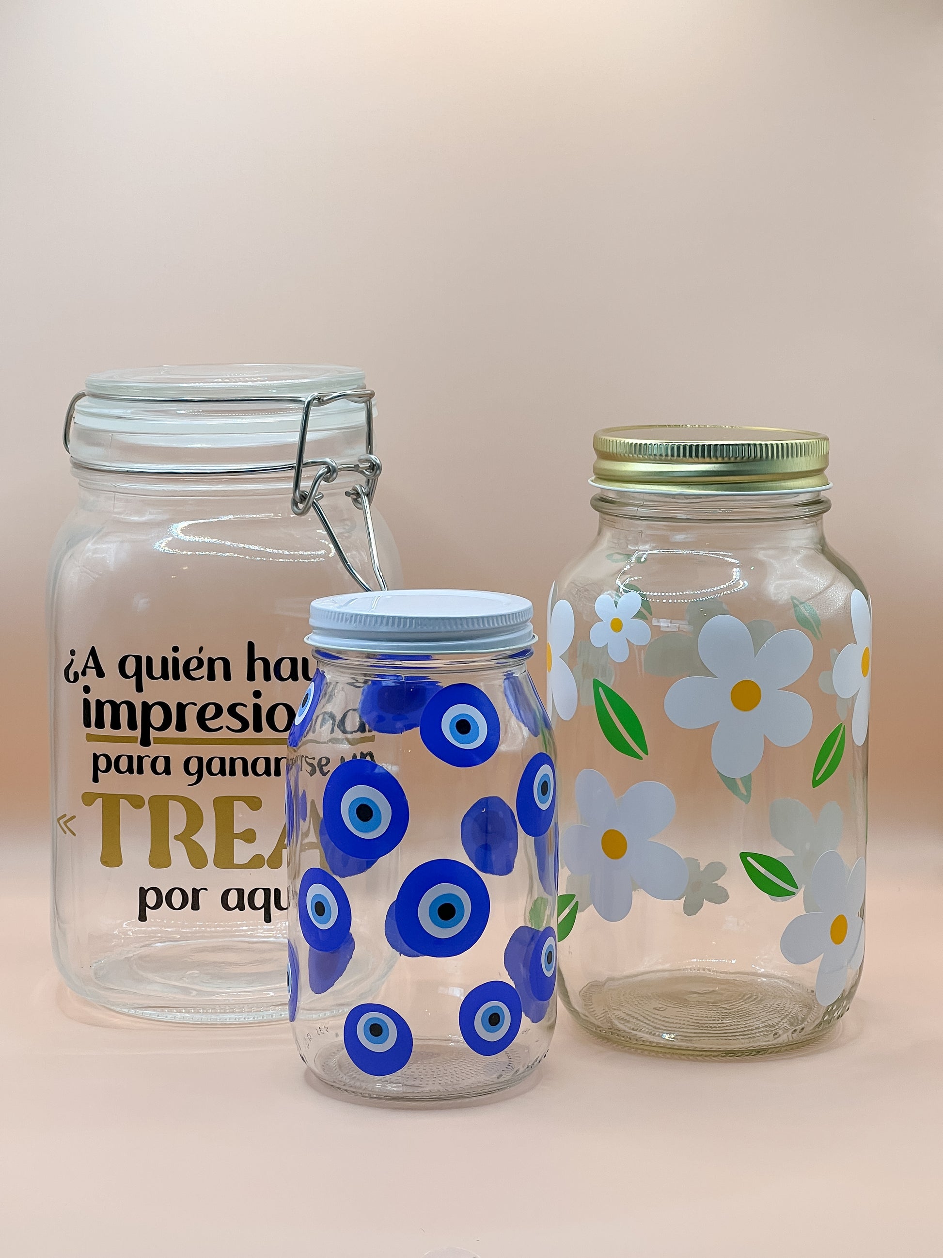 Set de frascos personalizados con frases, margaritas y ojos turcos. Diseños variados y temáticos.