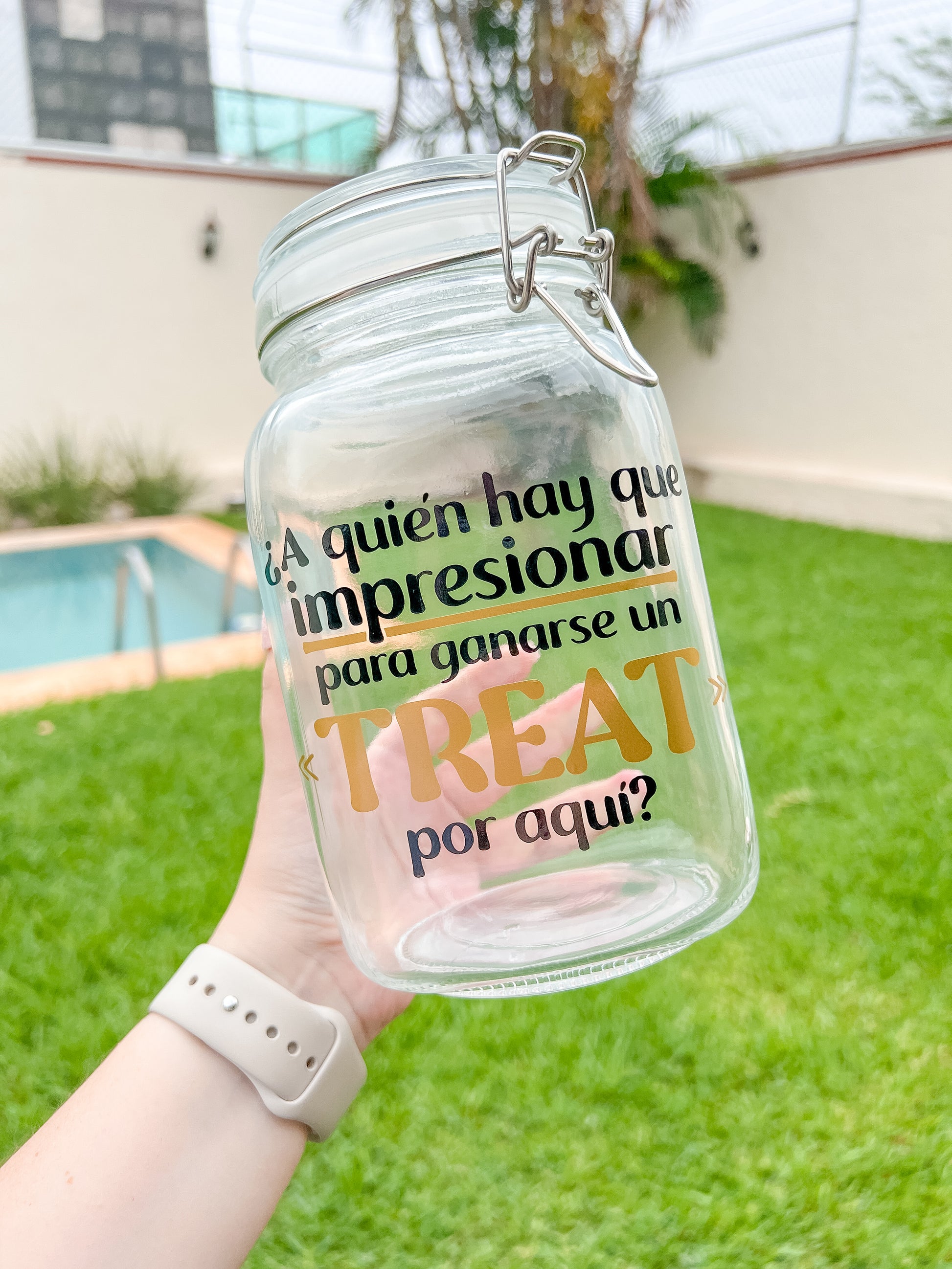 Frasco con frase “¿A quién hay que impresionar para ganarse un treat por aquí?”. Contenedor divertido para premios