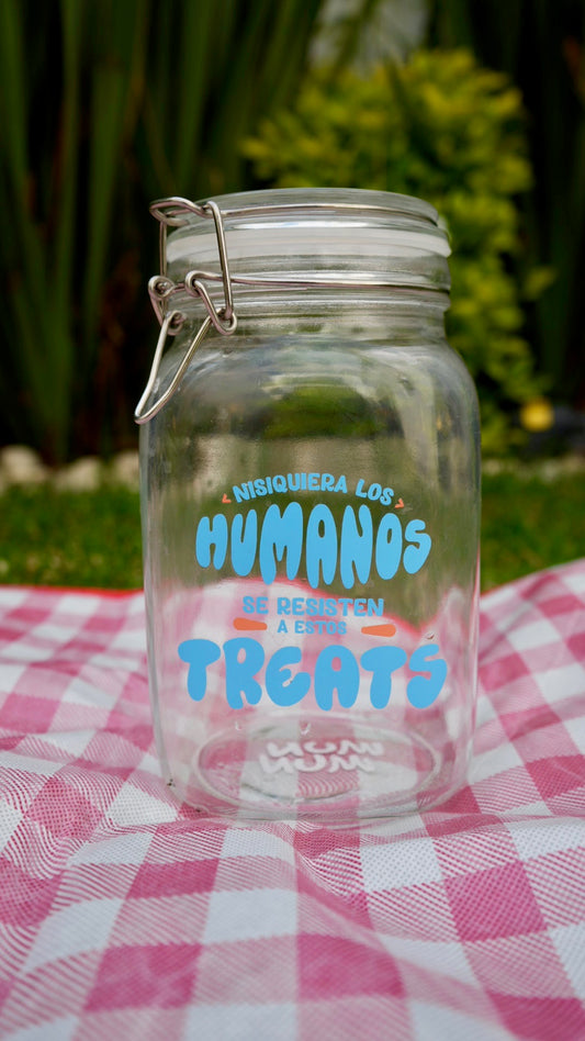 Frasco de vidrio con la frase “Ni siquiera los humanos se resisten a estos treats”. Ideal para premios de perro.