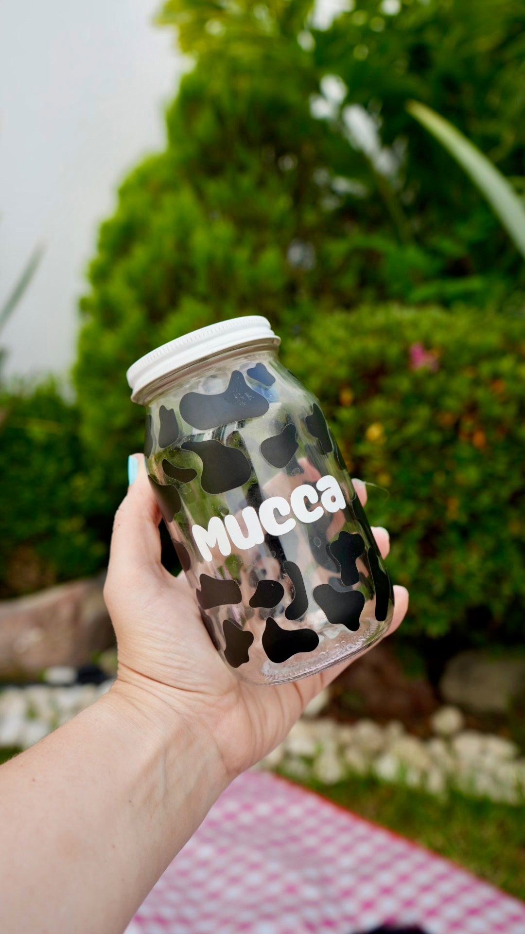 Frasco de vidrio decorado con vinil de vaca y nombre personalizado “Mucca”. Ideal para snacks o uso decorativo.