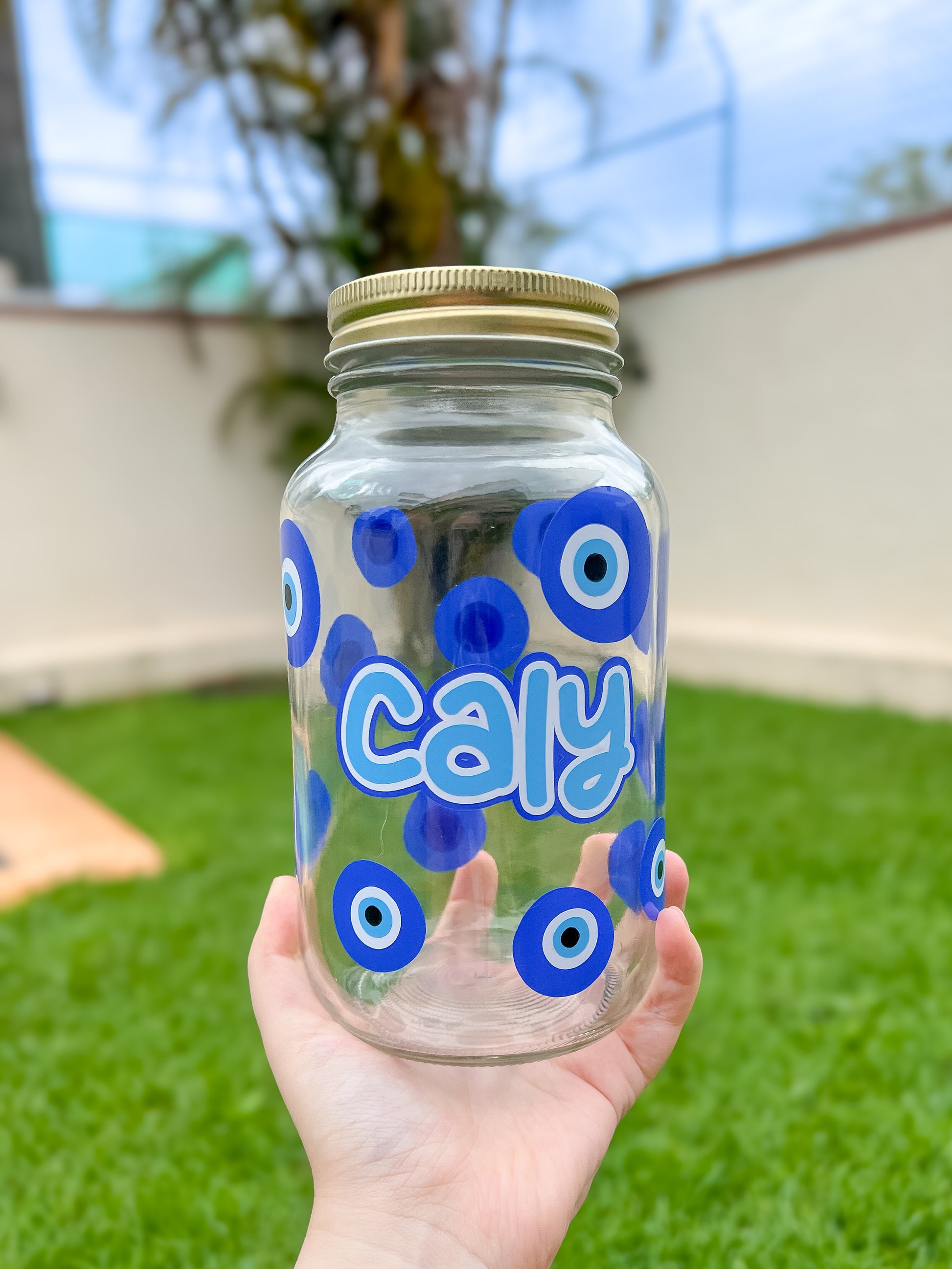 Frasco con ojos turcos y nombre personalizado “Caly”. Decoración mística y personalizada.