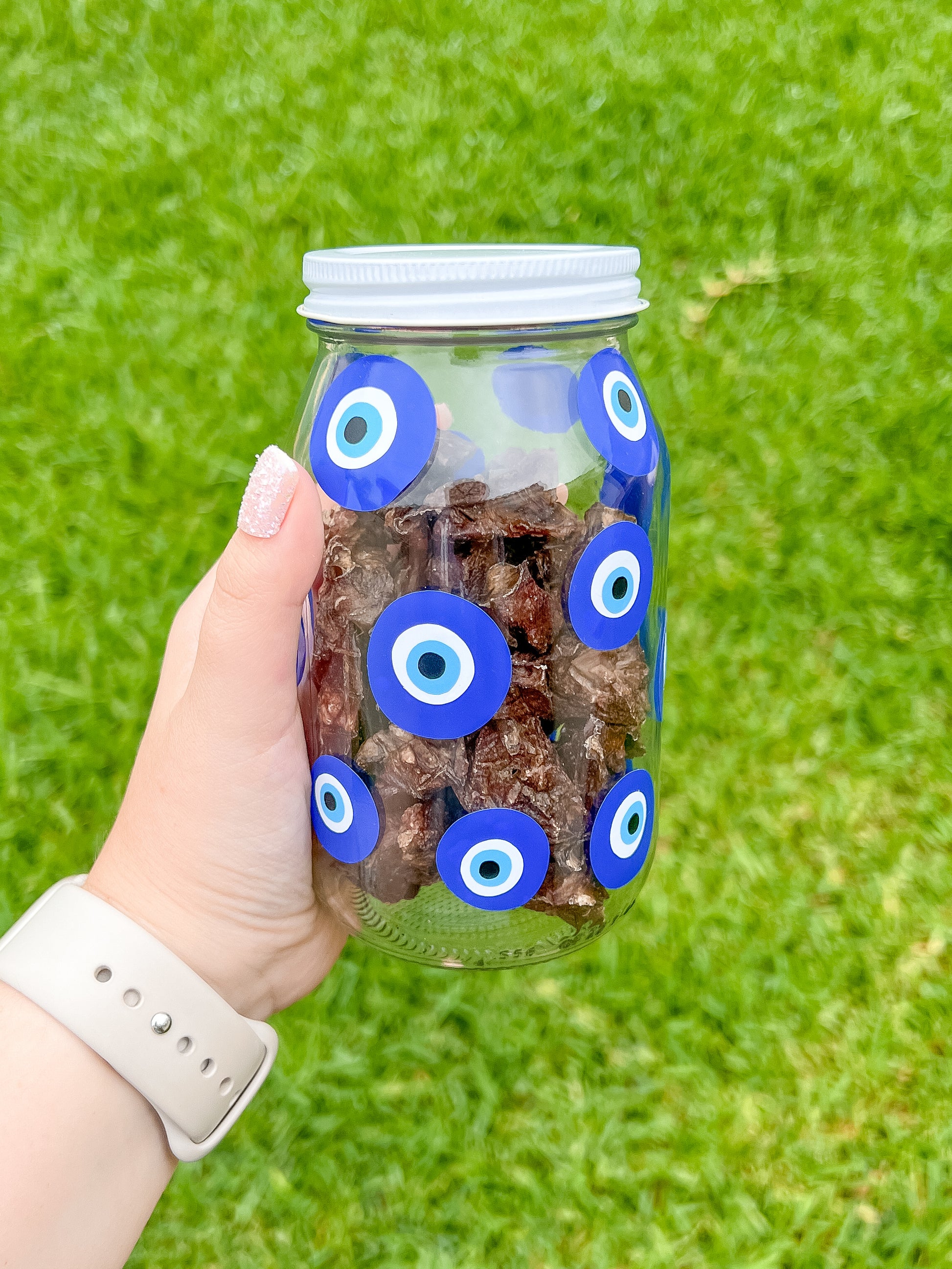 Frasco con ojos turcos y premios dentro. Frasco protector con dulces o snacks para perro.