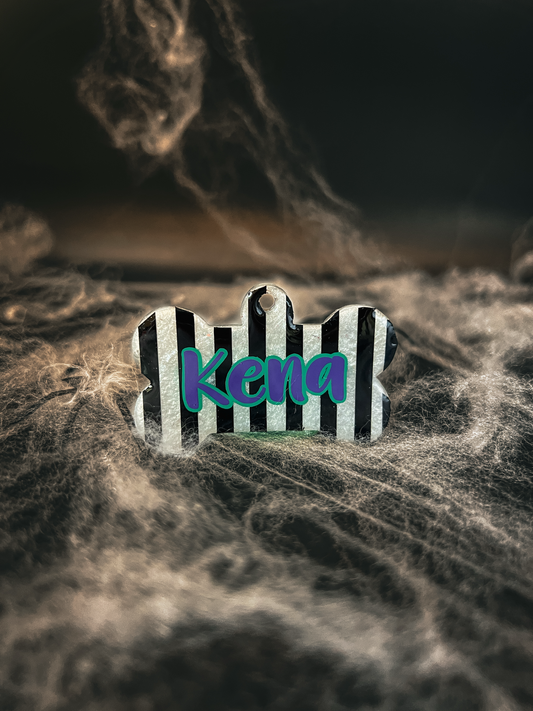 Placa rayada en blanco y negro con nombre Kena. Diseño spooky ideal para Halloween
