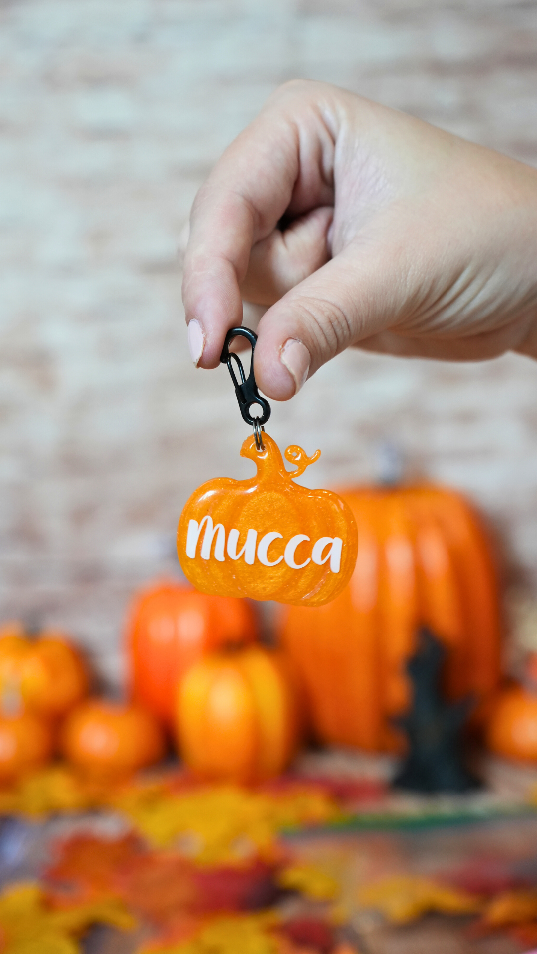 Placa de calabaza color naranja con detalle de hoja verde, personalizada con el nombre Mucca. Perfecta para octubre.