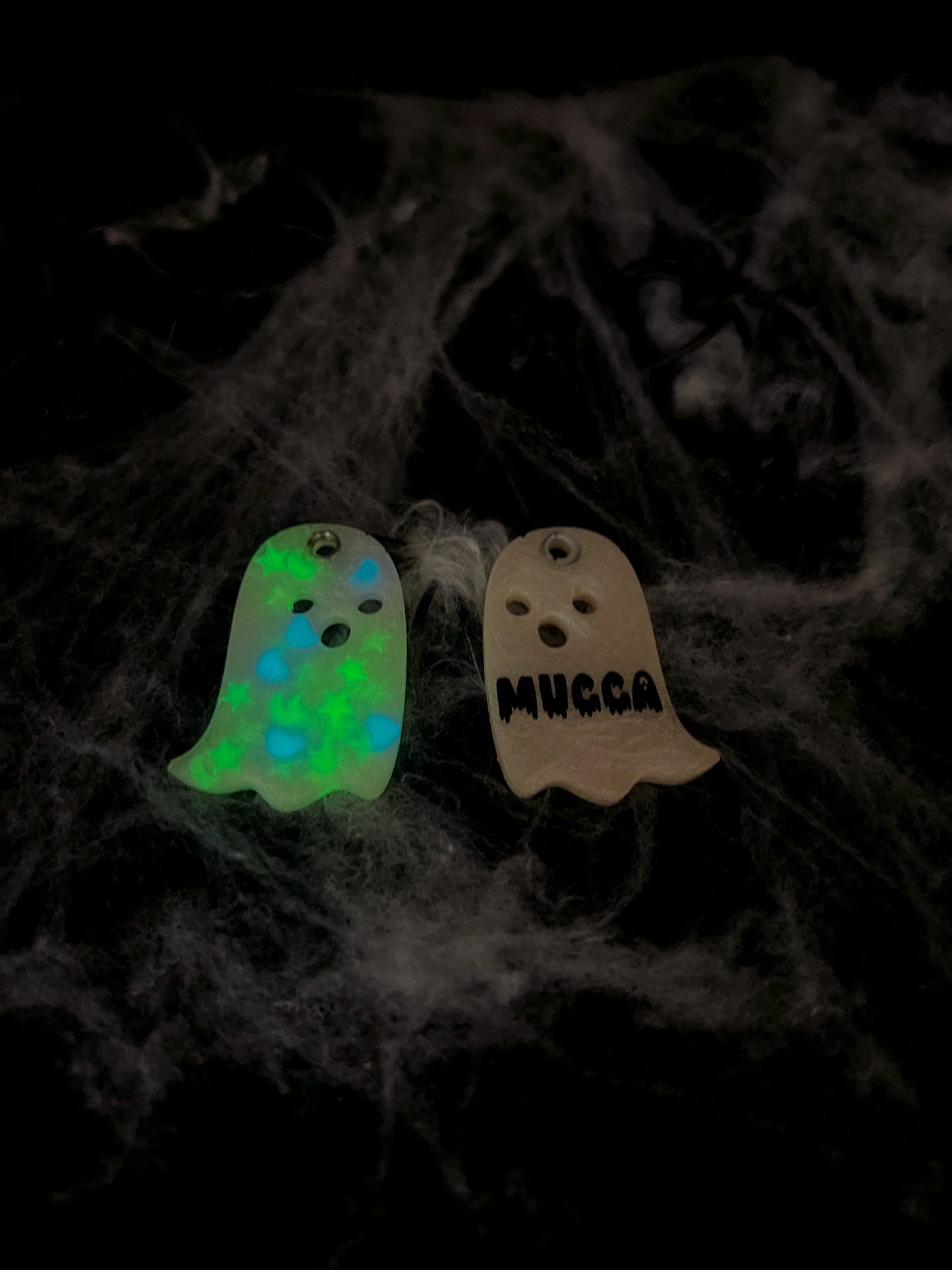 Placas de fantasma con vinil que brilla en la oscuridad. Diseño festivo y divertido.