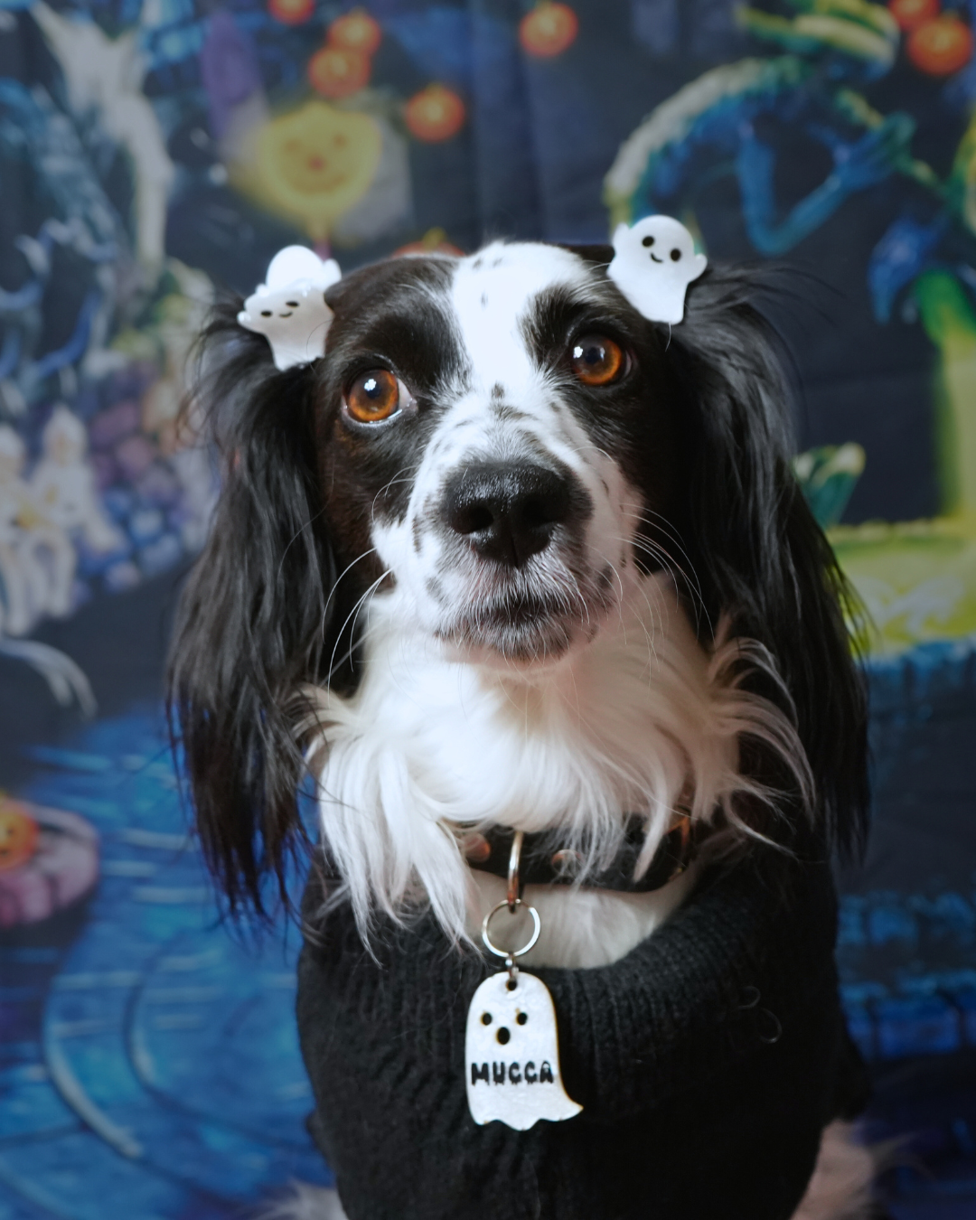 Placa en forma de fantasma blanca con el nombre Mucca, ideal para un toque tenebroso y adorable.
