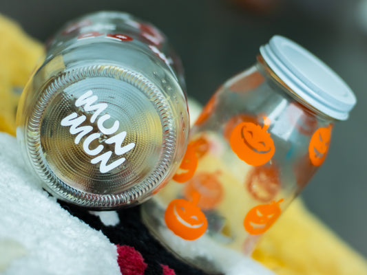 Frascos decorativos de vidrio con temática de Halloween, diseño de calabazas naranjas y tapa metálica, personalizados por MunMun.