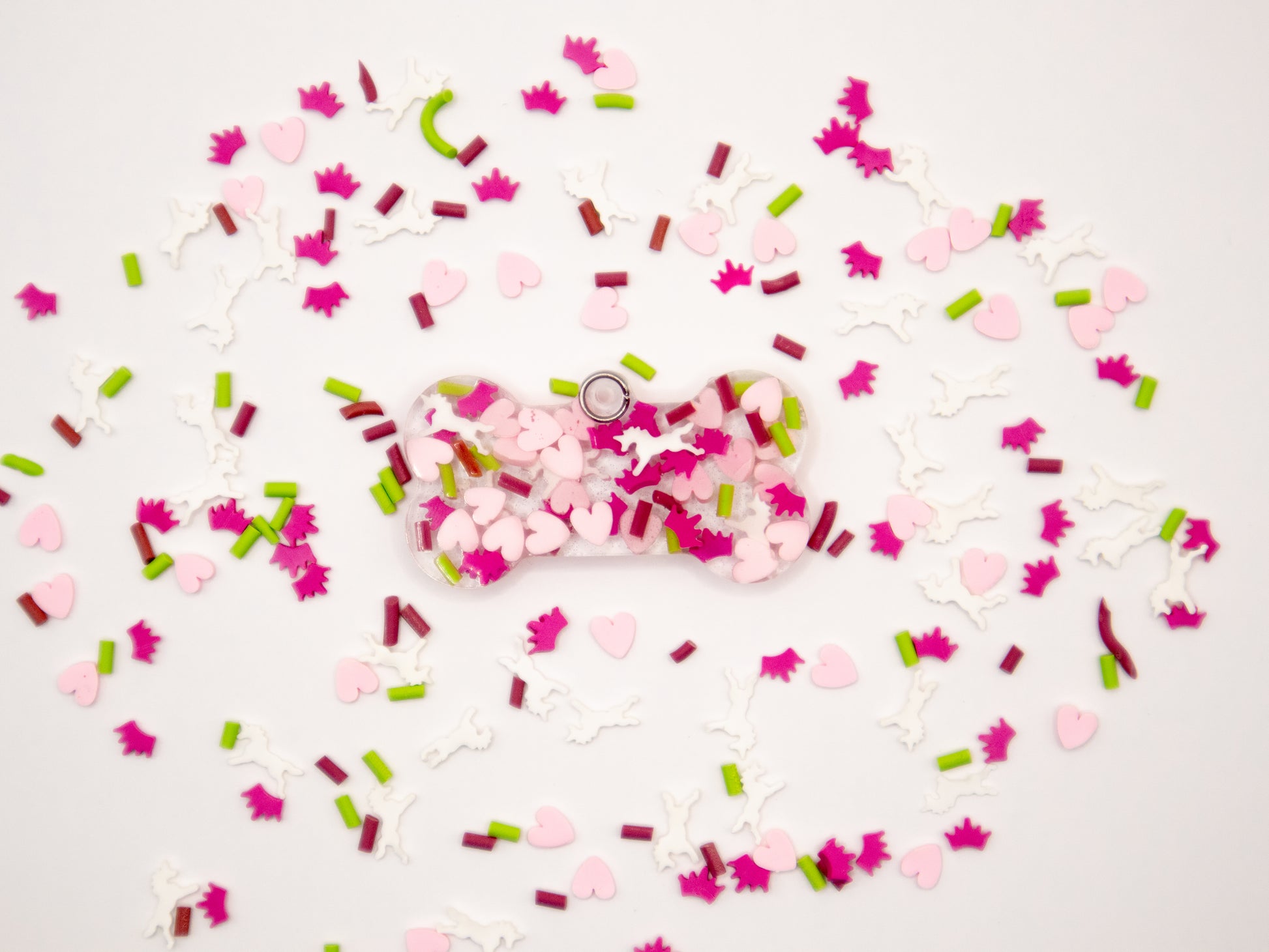 Placa rosa en forma de hueso con confeti. Estilo romántico con fondo blanco.