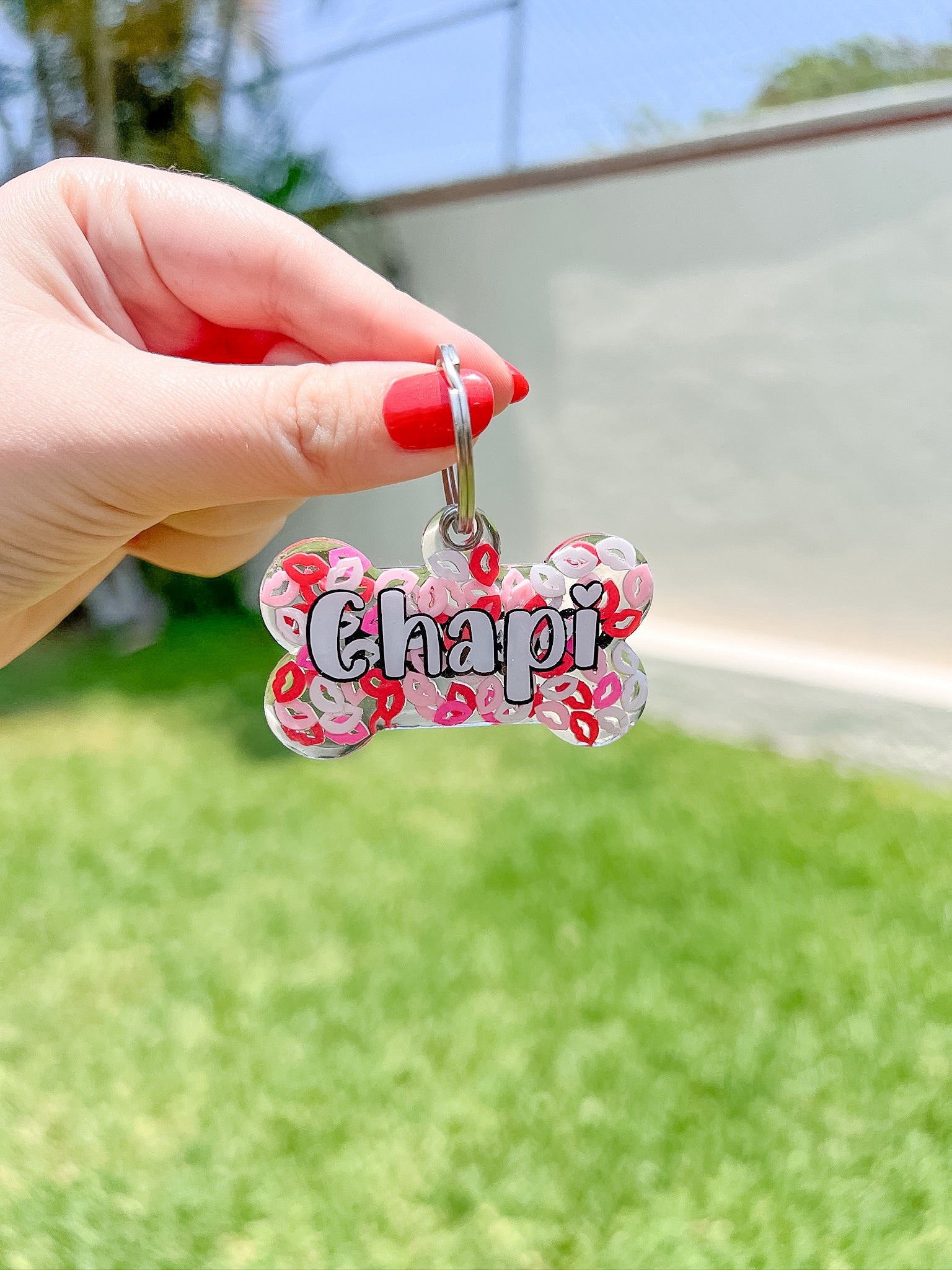 Placa personalizada con nombre Chappi en forma de hueso. Diseño de corazones.
