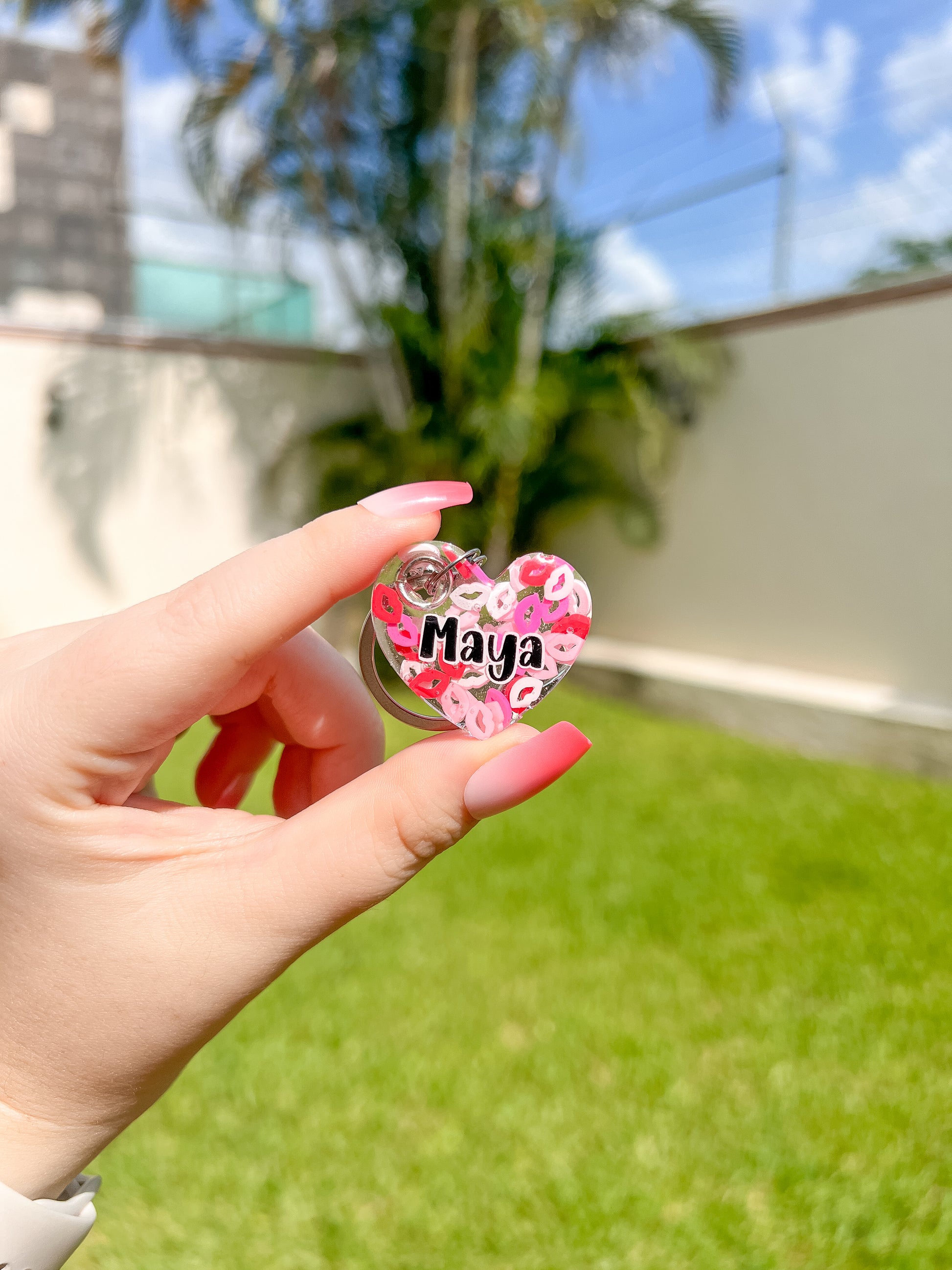 Placa rosa con nombre Maya y fondo de corazones. Accesorio tierno para mascota.