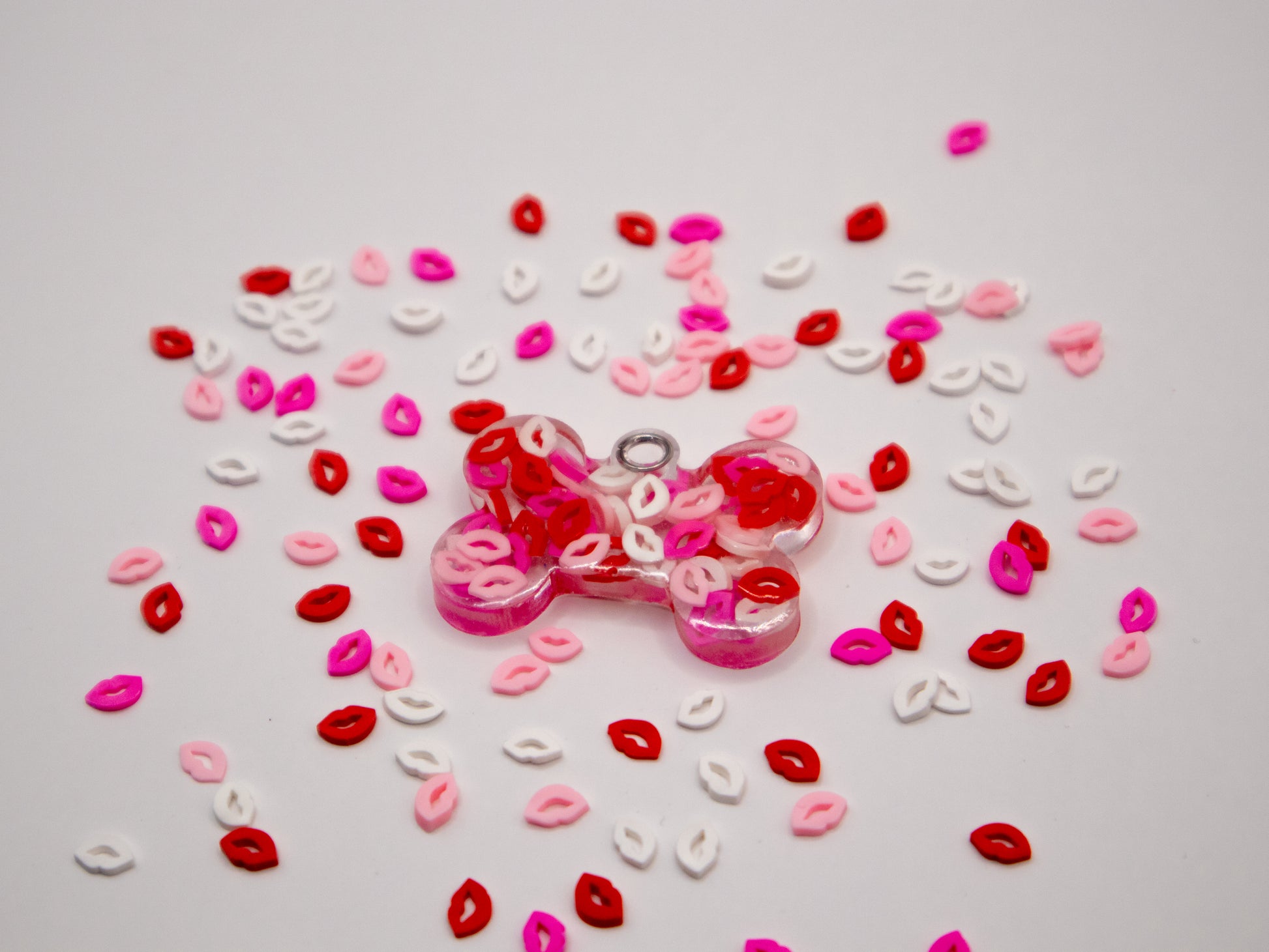 Placa rosa con corazones sobre fondo blanco. Diseño especial de San Valentín.