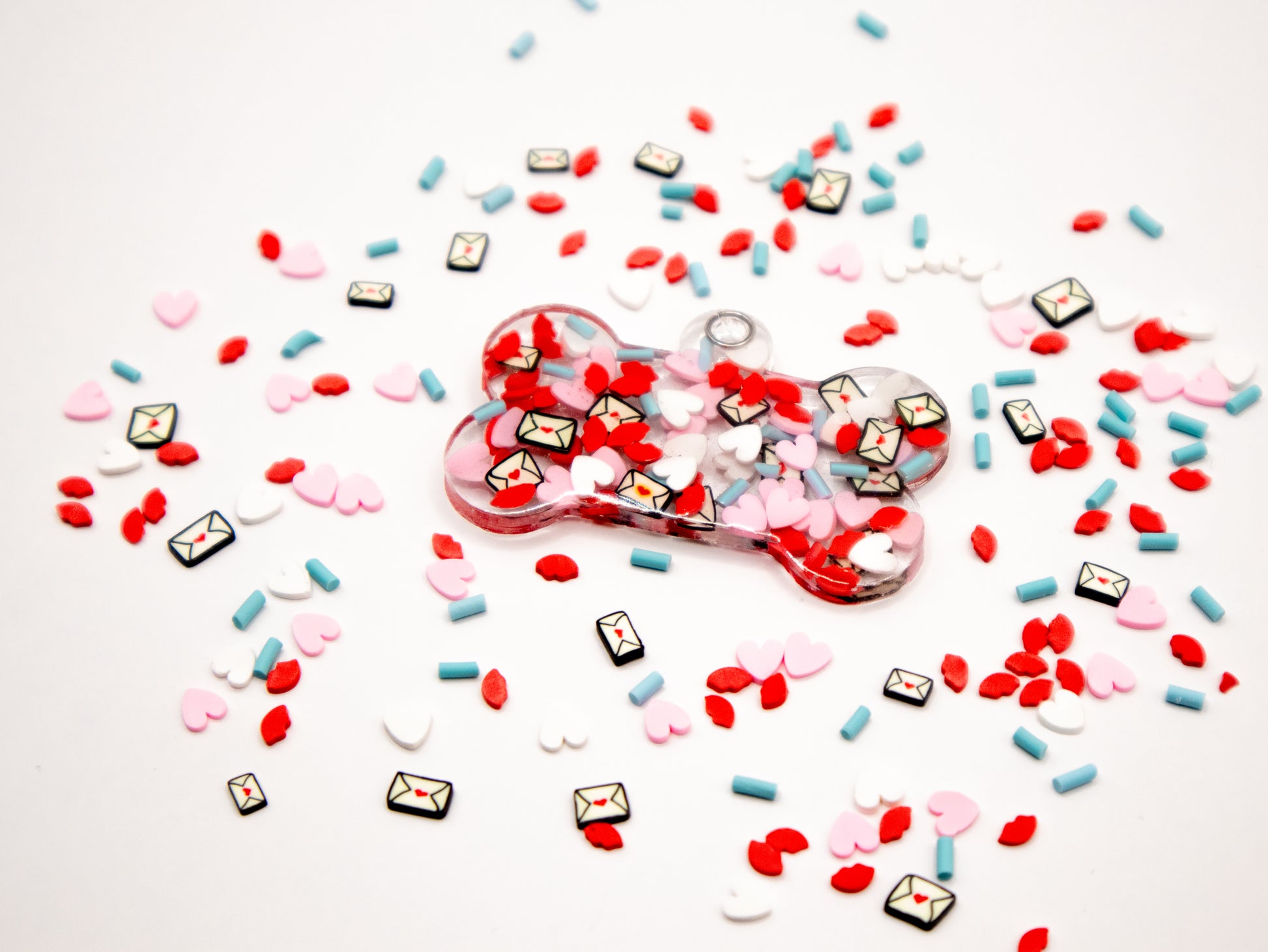 Placa en forma de hueso con corazones rojos y blancos. Estilo festivo de San Valentín.