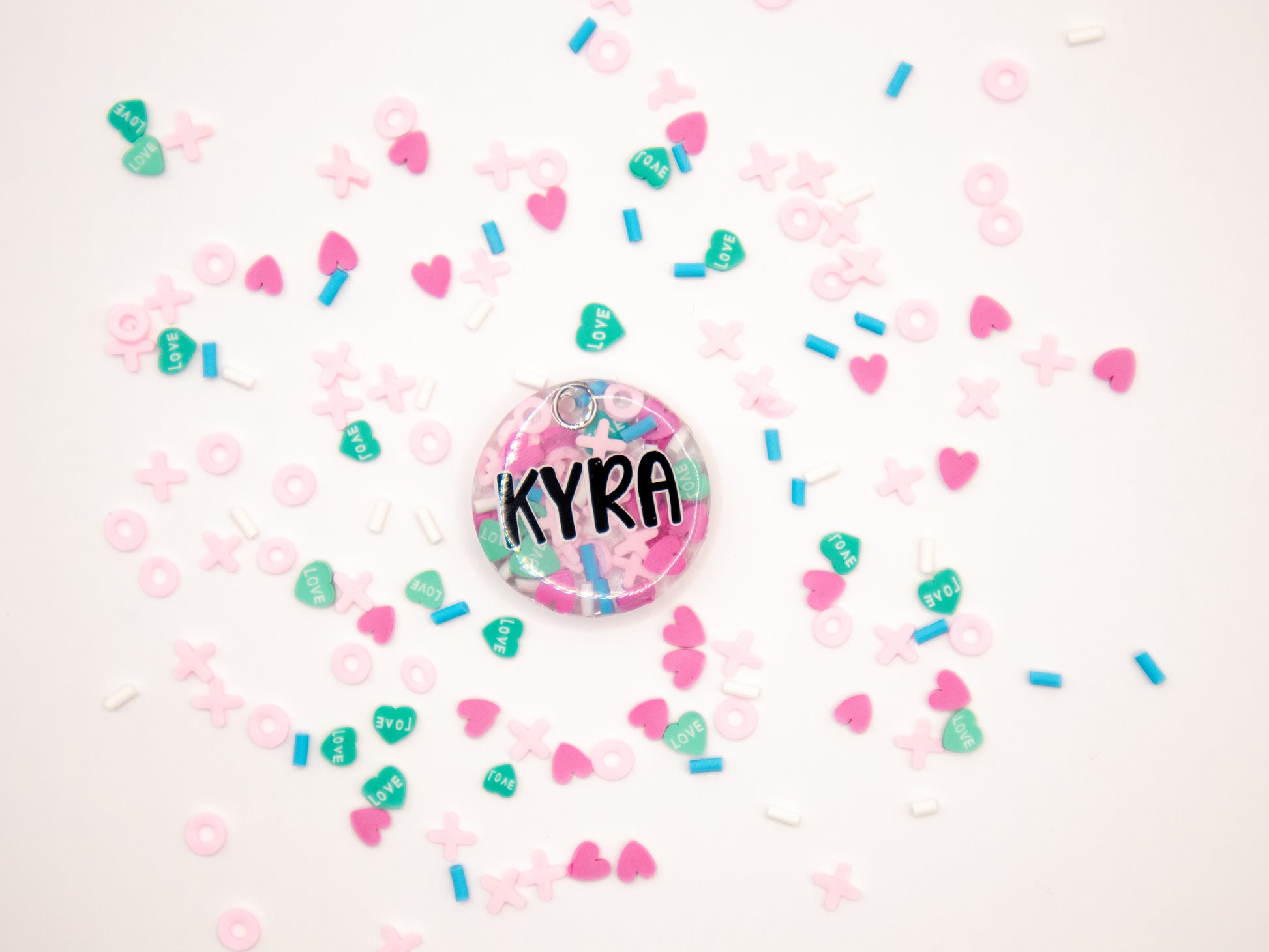 Placa redonda con nombre Kyra sobre fondo pastel. Estilo delicado y tierno.