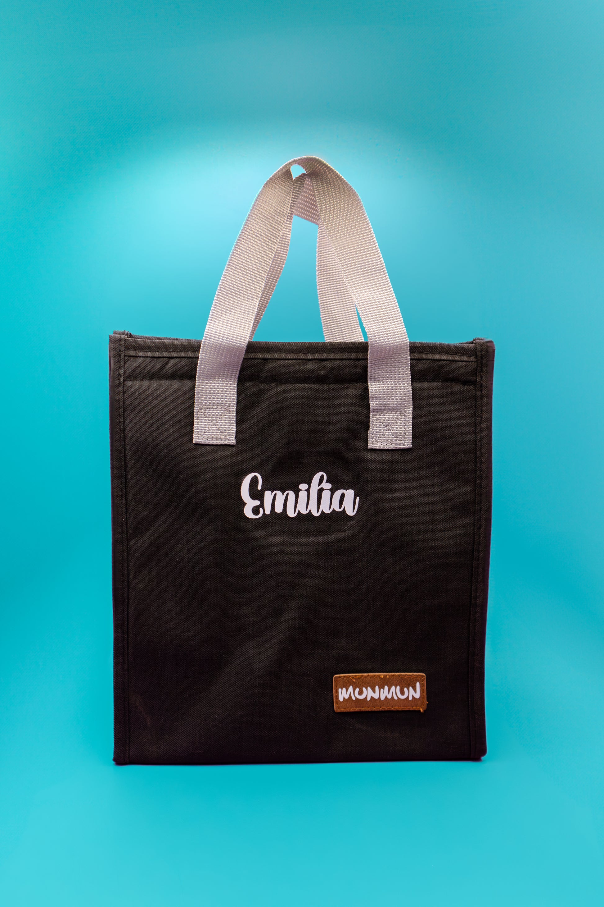 lonchera negra con nombre vinil Emilia. Accesorio funcional y con estilo.
