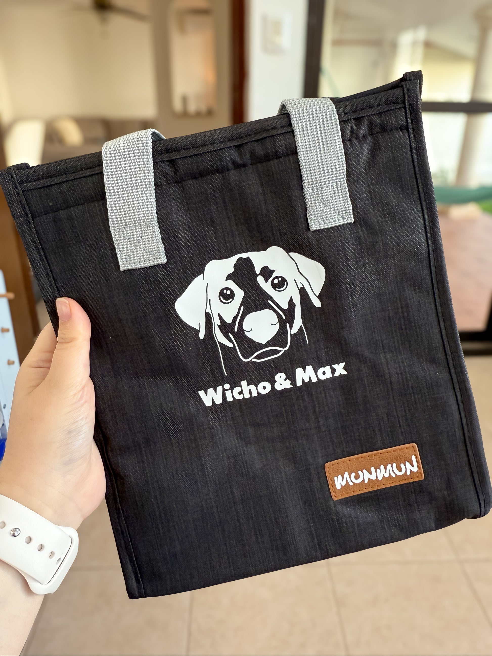 Bolsa negra personalizada con nombres Wicho & Max. Diseño duradero para dueños de mascotas.