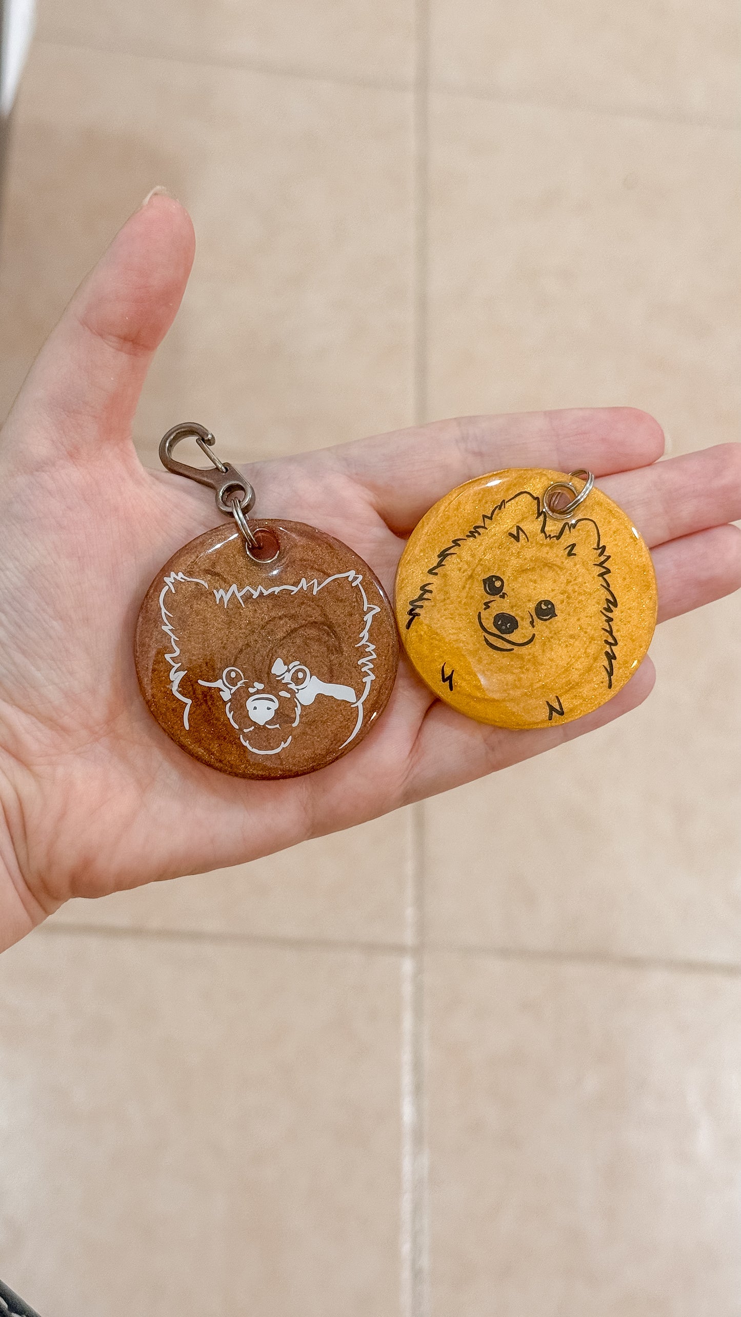 Placas decorativas con ilustración de caras de perritos. Estilo artístico y divertido.
