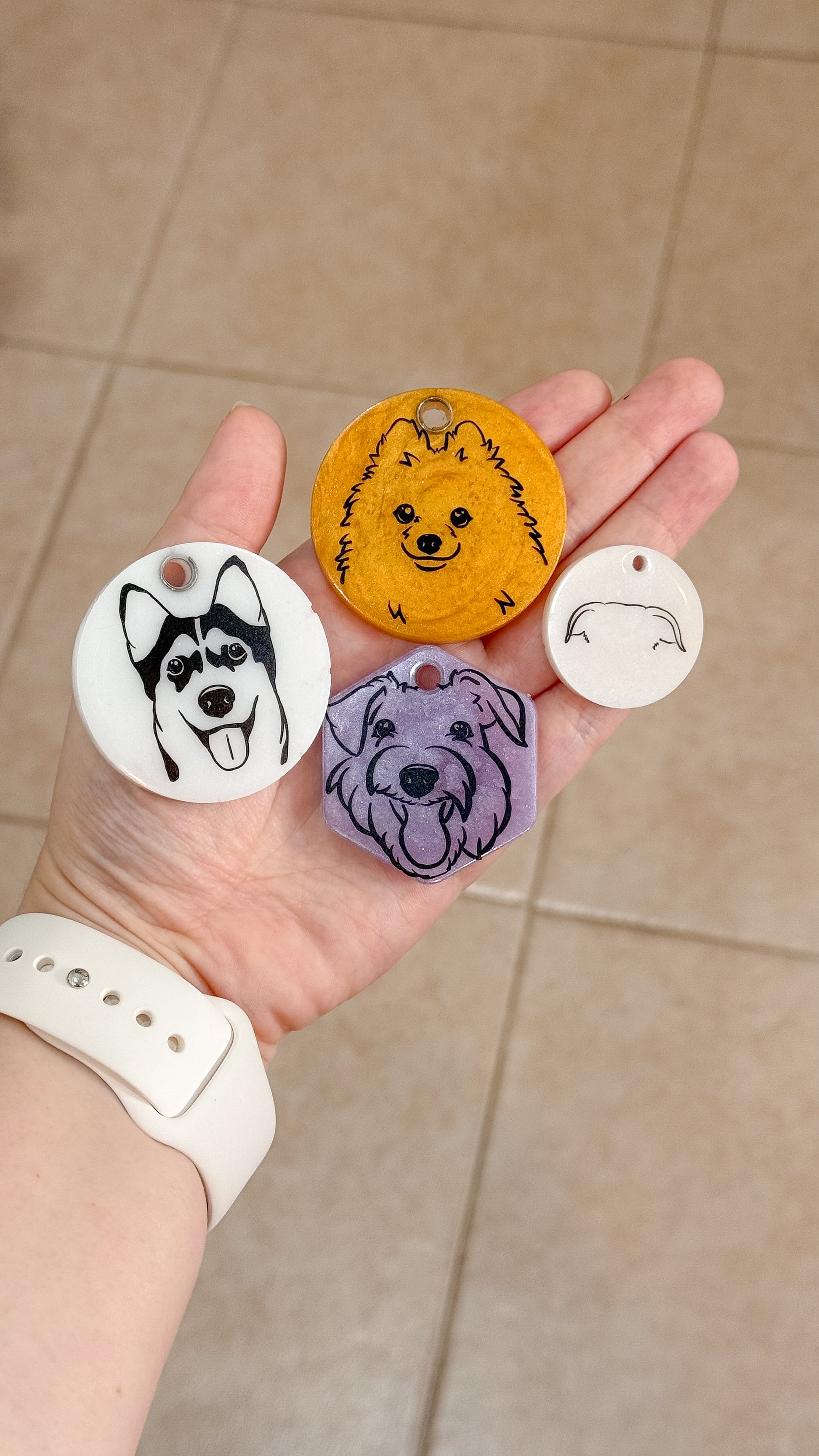 Placas redondas con ilustraciones de caras de perros. Diseño original para llavero o mascota.