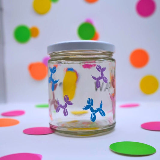 Frasco decorado con perritos globo en colores pastel. Diseño divertido para guardar premios o accesorios.