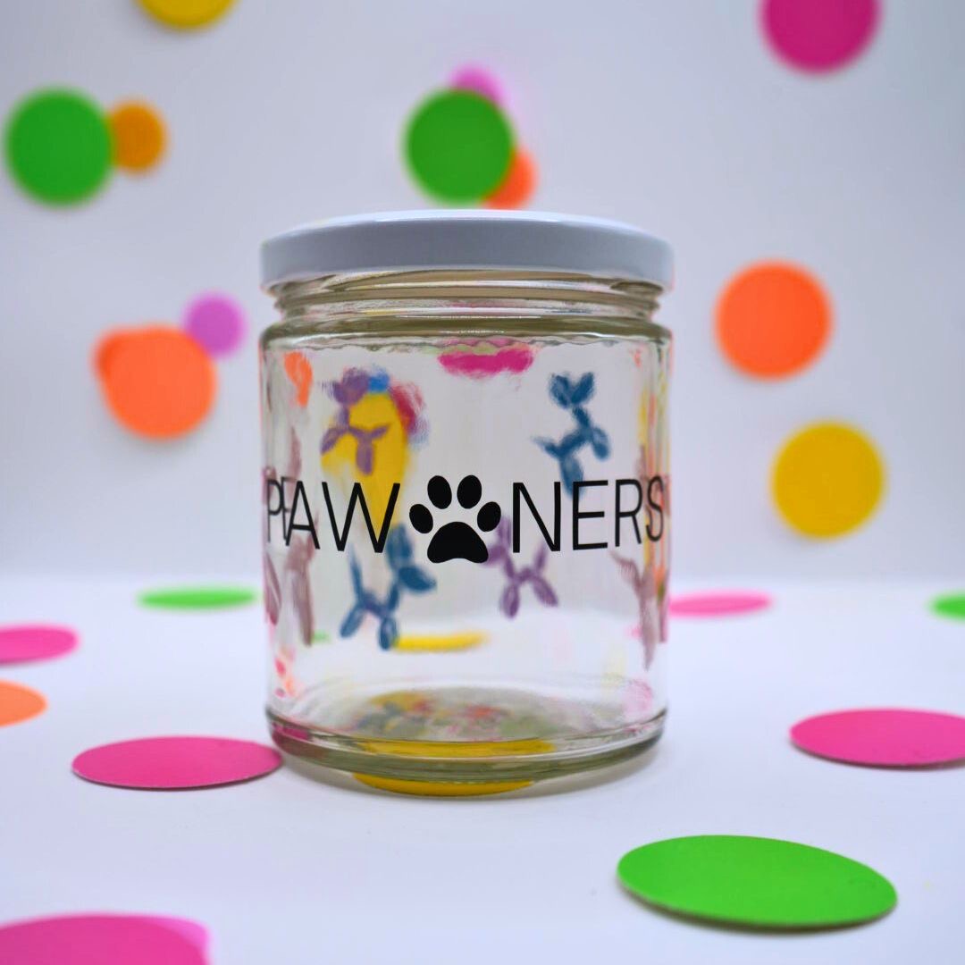 Frasco con nombre “pawners” y diseño de perritos globo. Recipiente personalizado de estilo alegre