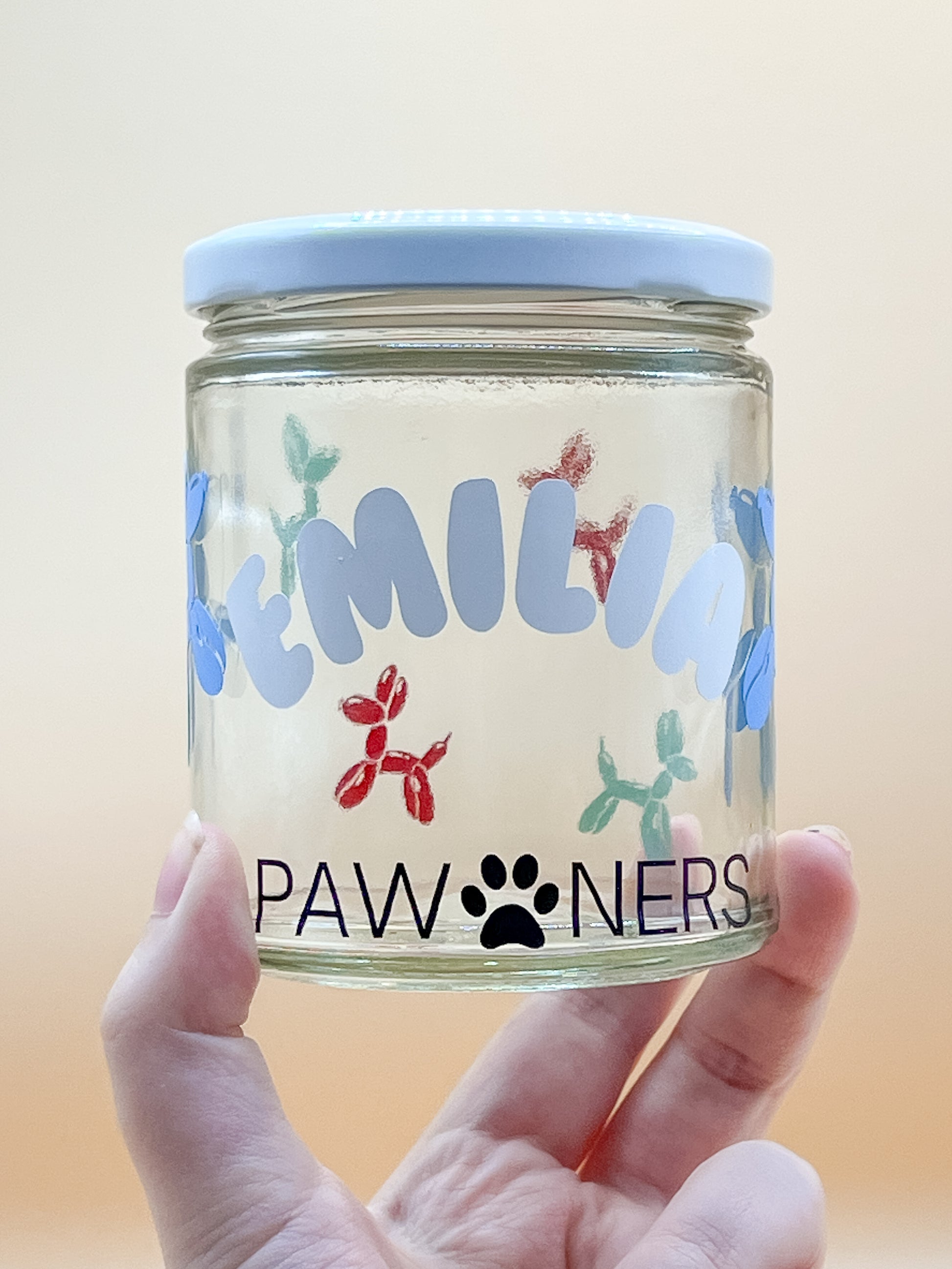 Frasco con nombre “emilia” y globos de pawners. Contenedor decorativo para premios.