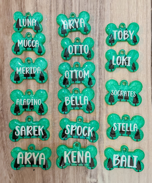 Placas verdes con nombres variados. Placas personalizadas en forma de hueso para perro.