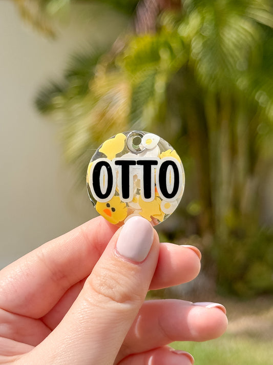 Placa redonda con fondo de pollo y nombre Otto. Diseño vibrante.