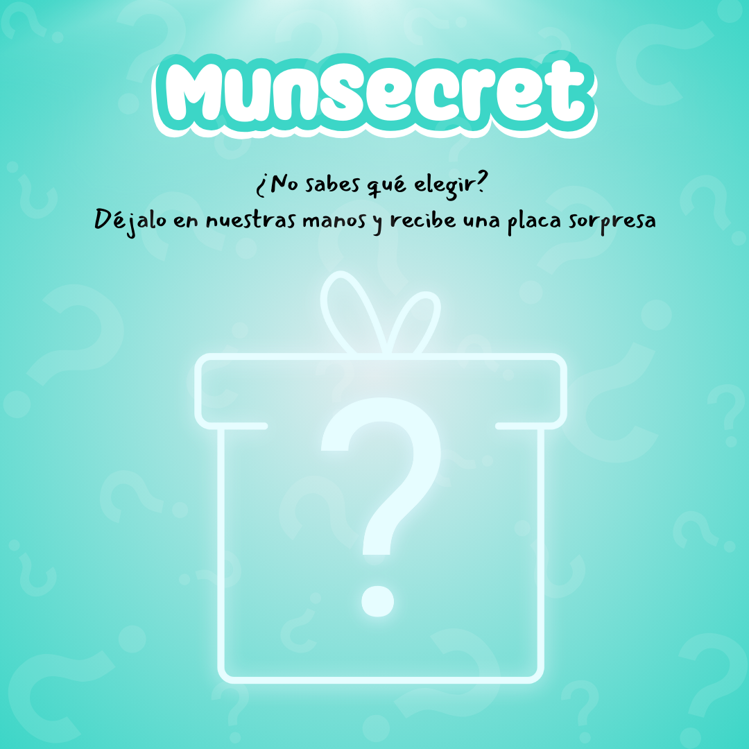 Placa personalizada sorpresa para perro de Munmun. Diseño misterioso “MunSecret” con caja de regalo y fondo colorido