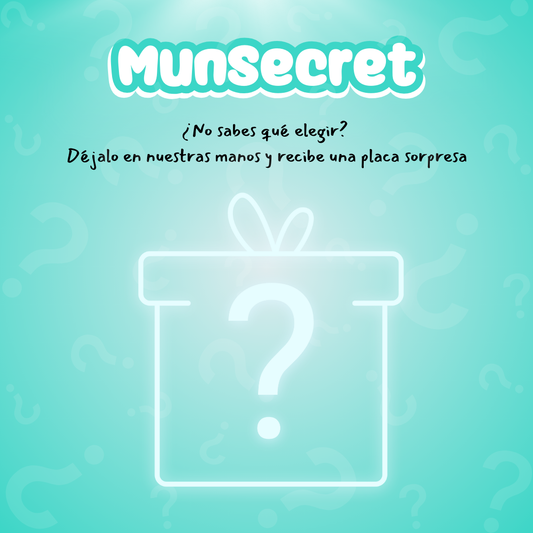 Placa personalizada sorpresa para perro de Munmun. Diseño misterioso “MunSecret” con caja de regalo y fondo colorido