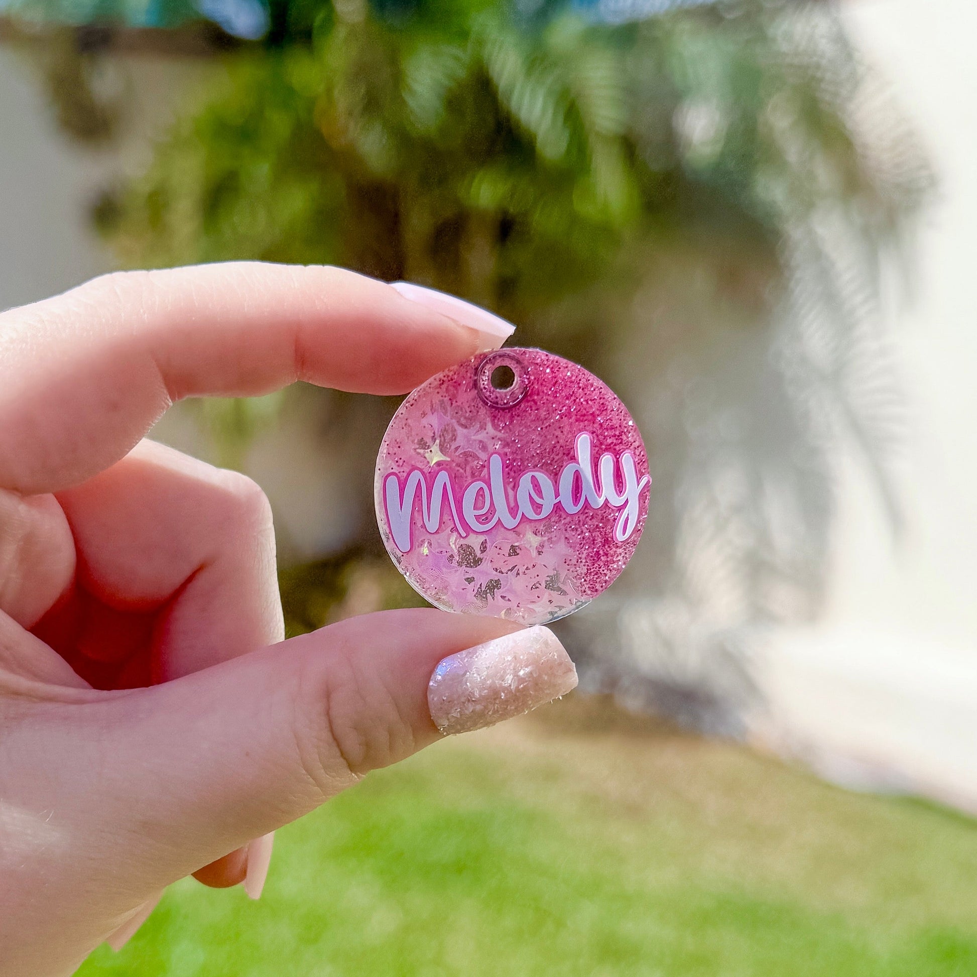 Placa redonda rosa con glitter y nombre “Melody”. Accesorio encantador y personalizado para perritas.