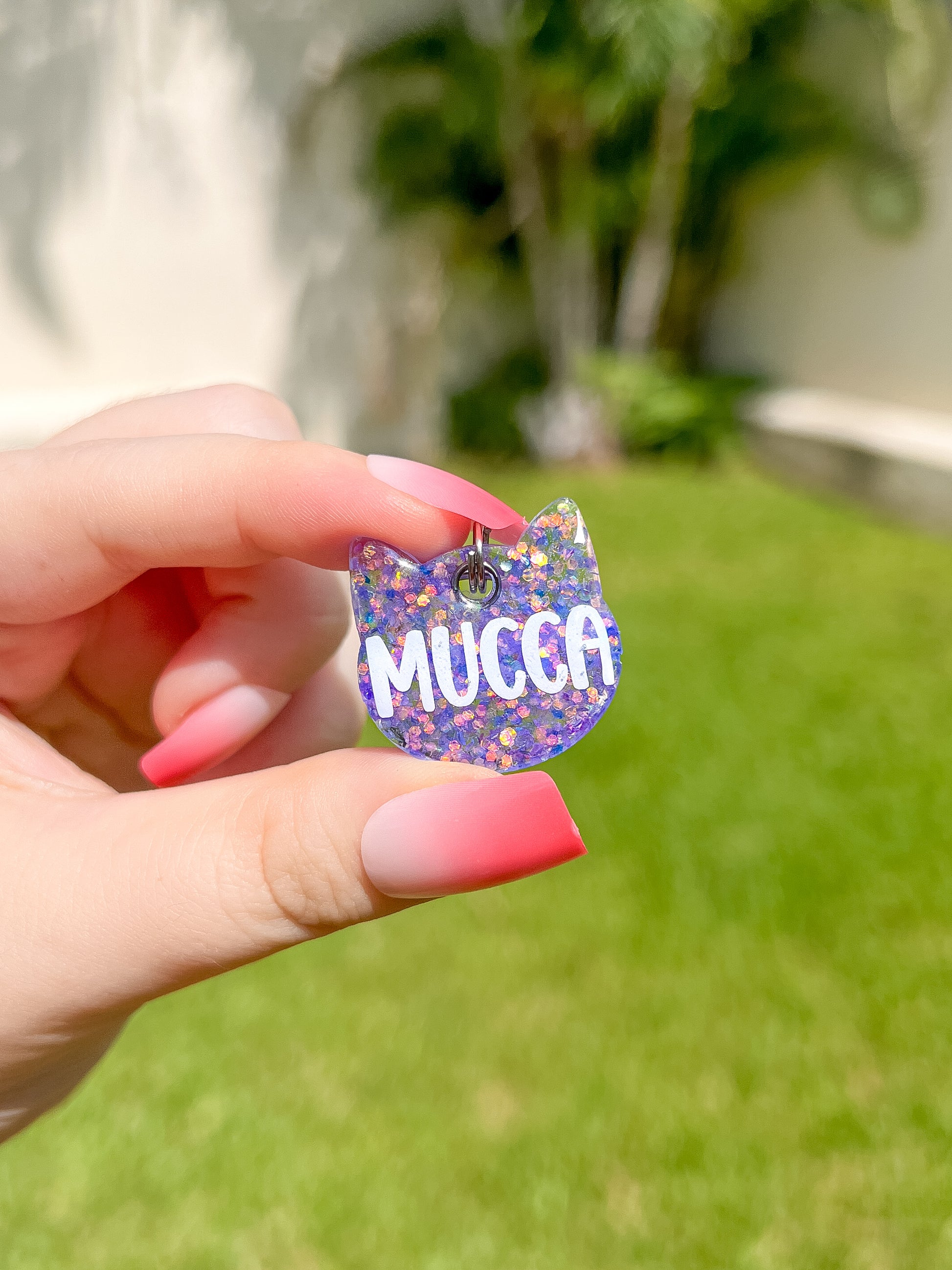 Placa morada con glitter y nombre Mucca. Diseño brillante y personalizado para perros